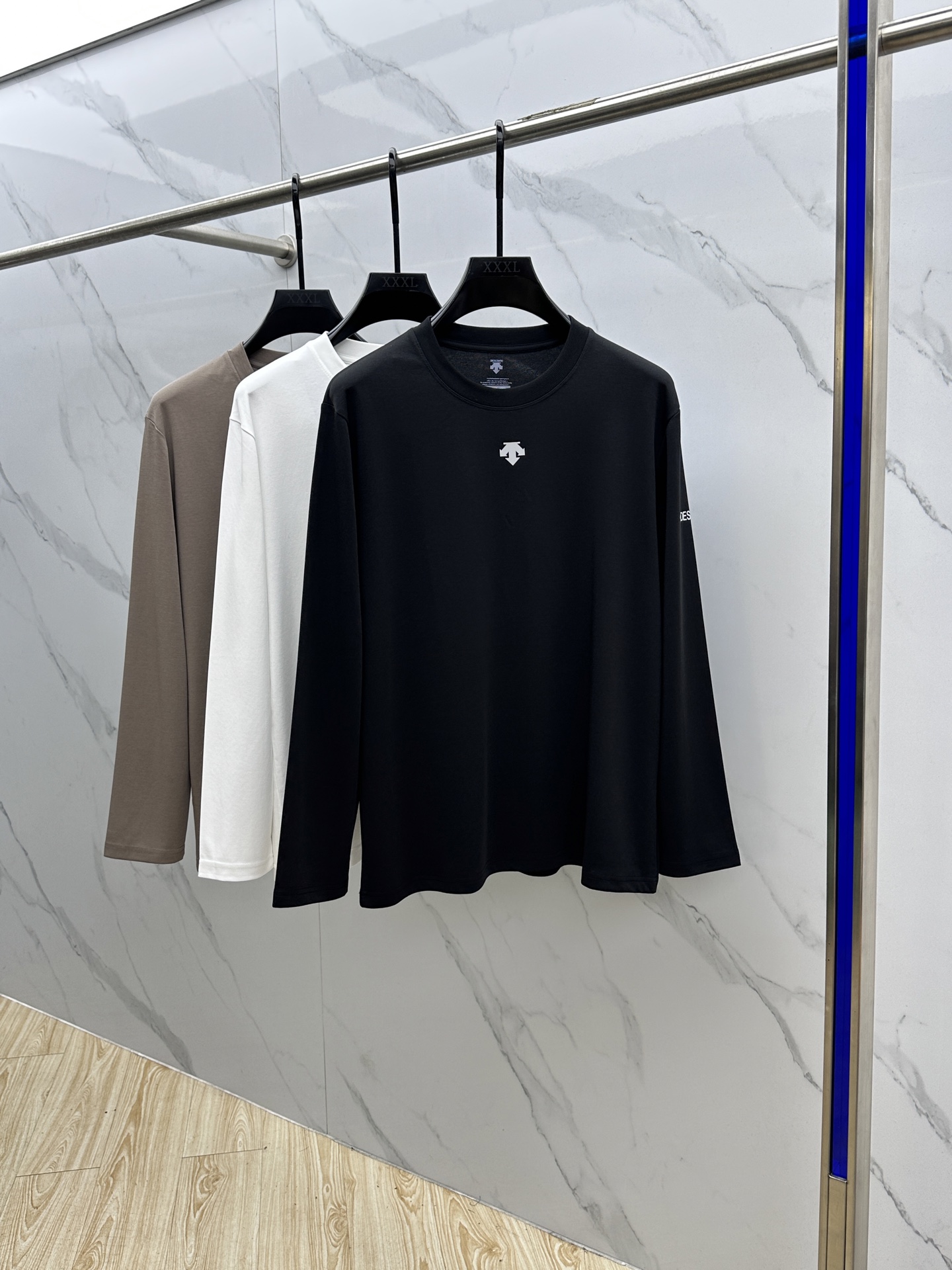 🆕DESCENTE迪桑特 2025SS秋季新款男士圆领长袖 T 恤，以当季色调传递典雅韵味，成就日常搭配