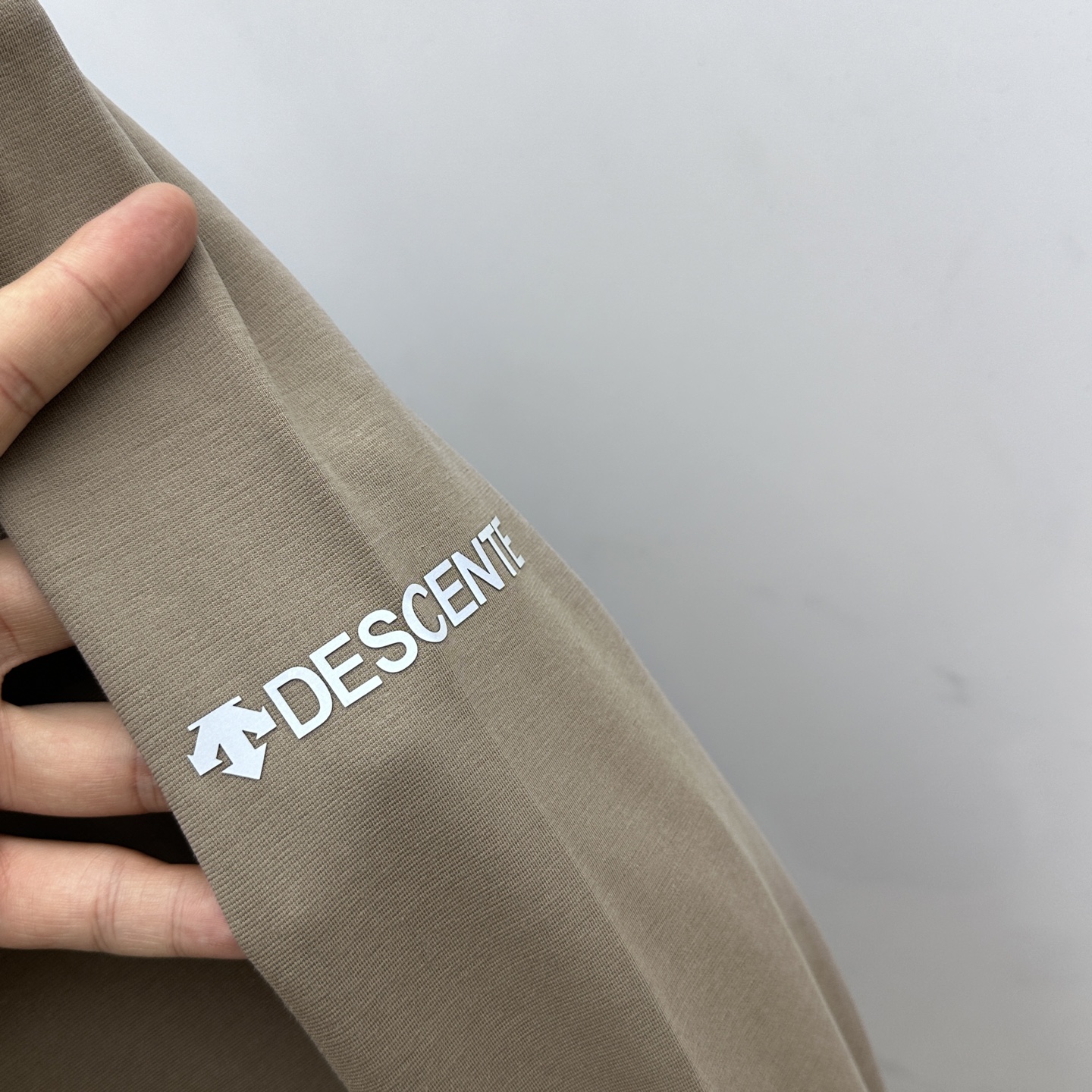 🆕DESCENTE迪桑特 2025SS秋季新款男士圆领长袖 T 恤，以当季色调传递典雅韵味，成就日常搭配