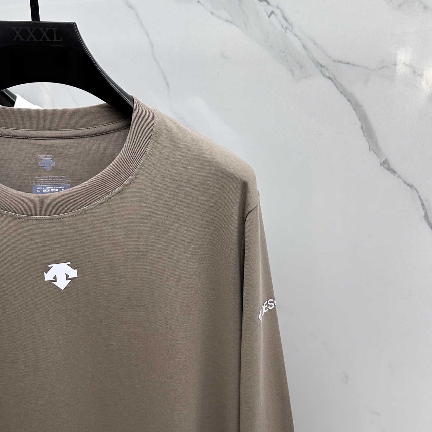 🆕DESCENTE迪桑特 2025SS秋季新款男士圆领长袖 T 恤，以当季色调传递典雅韵味，成就日常搭配