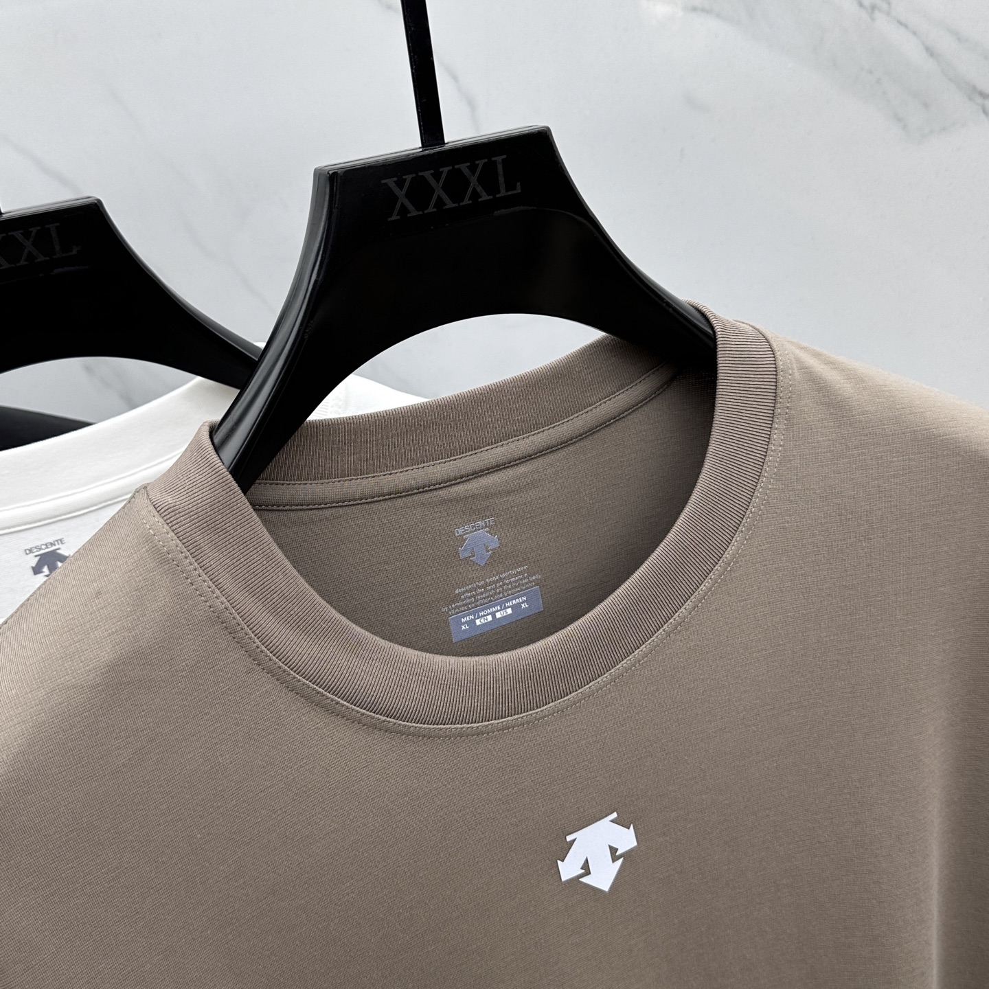 🆕DESCENTE迪桑特 2025SS秋季新款男士圆领长袖 T 恤，以当季色调传递典雅韵味，成就日常搭配