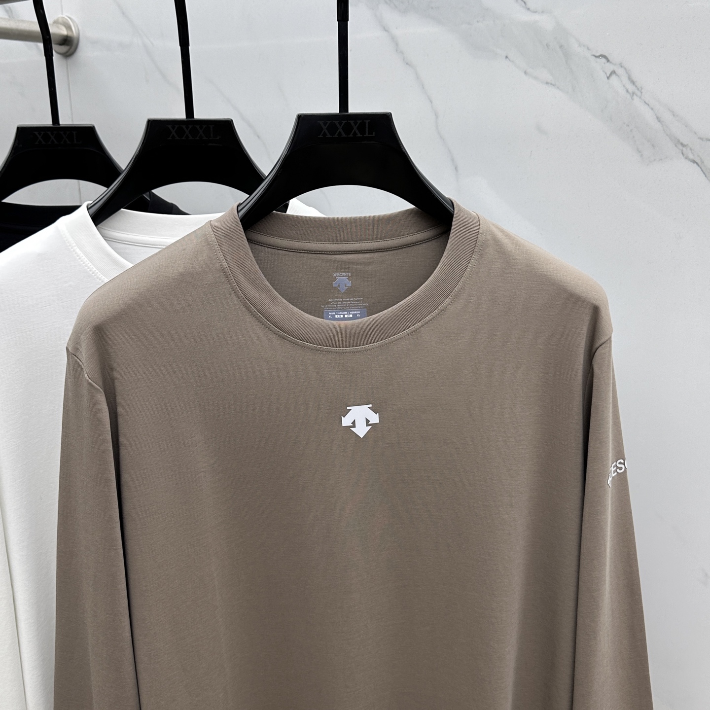 🆕DESCENTE迪桑特 2025SS秋季新款男士圆领长袖 T 恤，以当季色调传递典雅韵味，成就日常搭配