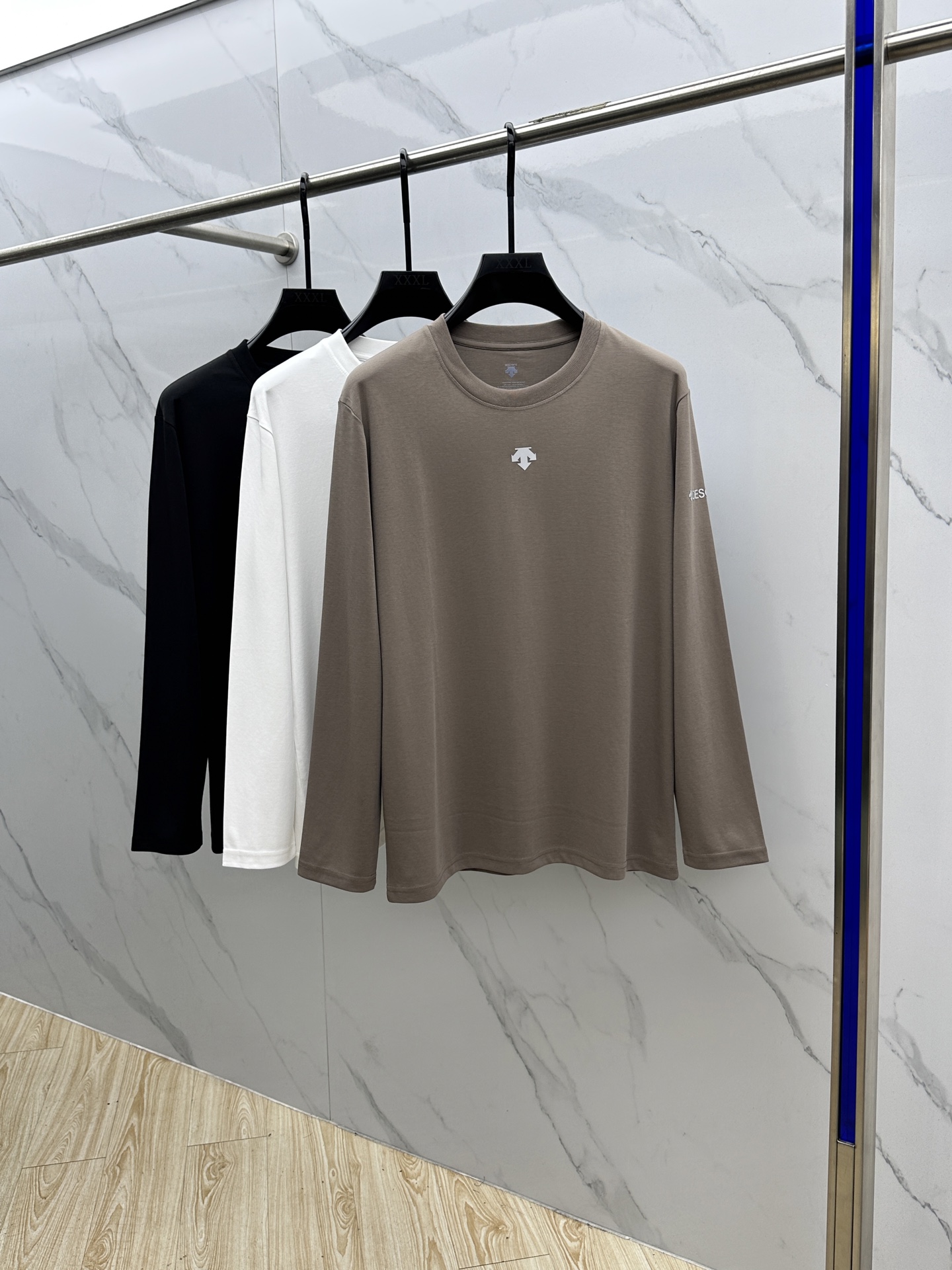 NO:519120,DESCENTE 2025SS Autumn new men's round neck long-sleeved T-shirt, conveying elegant charm with seasonal tones, making it a good choice for daily matching. The logo embroidery logo on the chest implicitly marks the brand identity, the letters are three-dimensional printing technology, fine workmanship, fashionable and atmospheric, and comfortable skin. The three-marks are complete xh size M-3XL,,alexander wang19860909DESCENTE迪桑特 2025SS秋季新款男士圆领长袖 T 恤,以当季色调传递典雅韵味,成就日常搭配佳选.胸前logo刺绣标识含蓄标注品牌身份,字母立体印花工艺、做工精细、时尚大气、贴肤舒适,三标齐全xh 尺码M-3XL,,alexander wang,Men's clothing