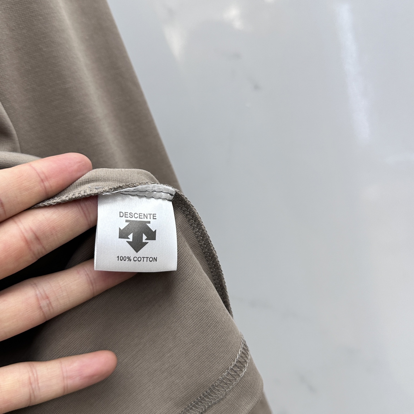 🆕DESCENTE迪桑特 2025SS秋季新款男士圆领长袖 T 恤，以当季色调传递典雅韵味，成就日常搭配