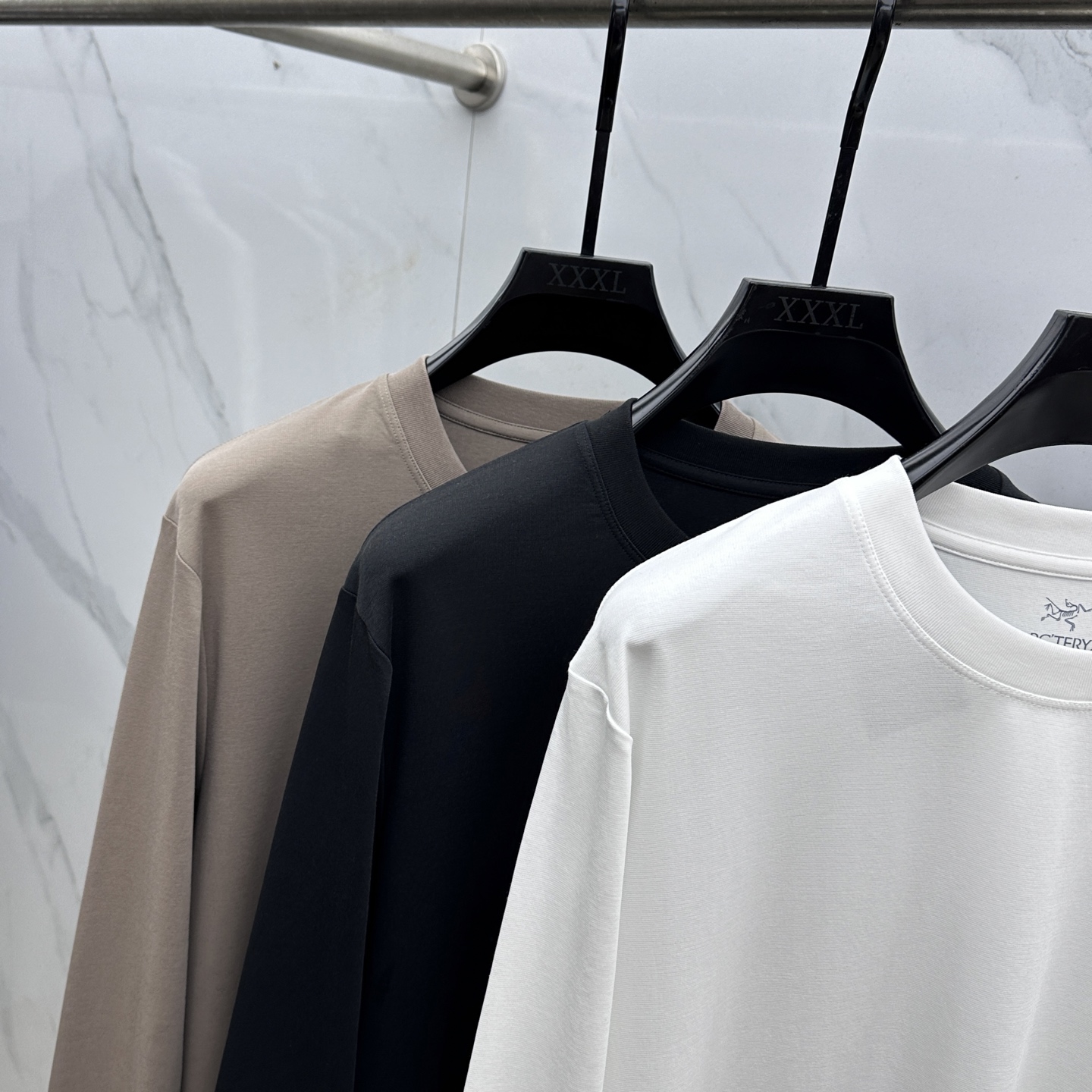 🆕ARCTERYX始祖鸟 2025SS秋季新款男士圆领长袖 T 恤，以当季色调传递典雅韵味，成就日常搭配