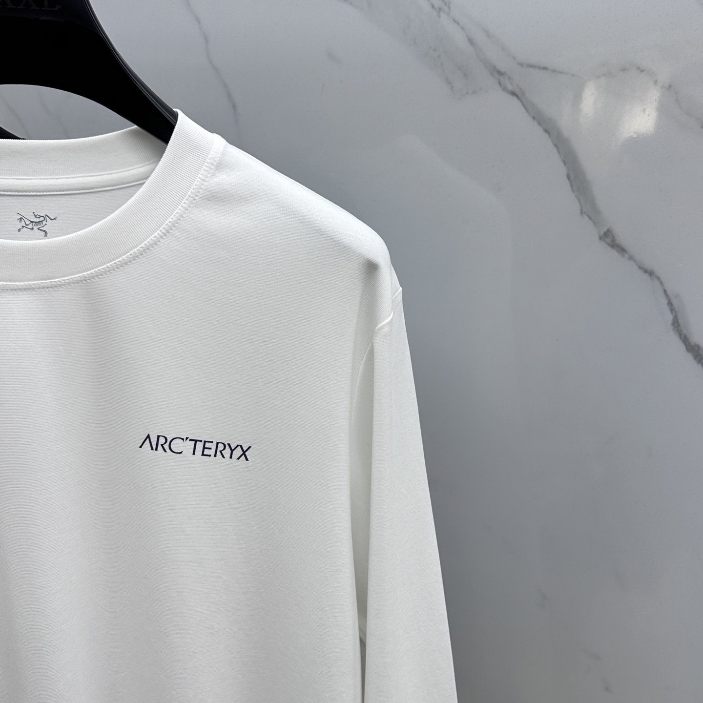 🆕ARCTERYX始祖鸟 2025SS秋季新款男士圆领长袖 T 恤，以当季色调传递典雅韵味，成就日常搭配