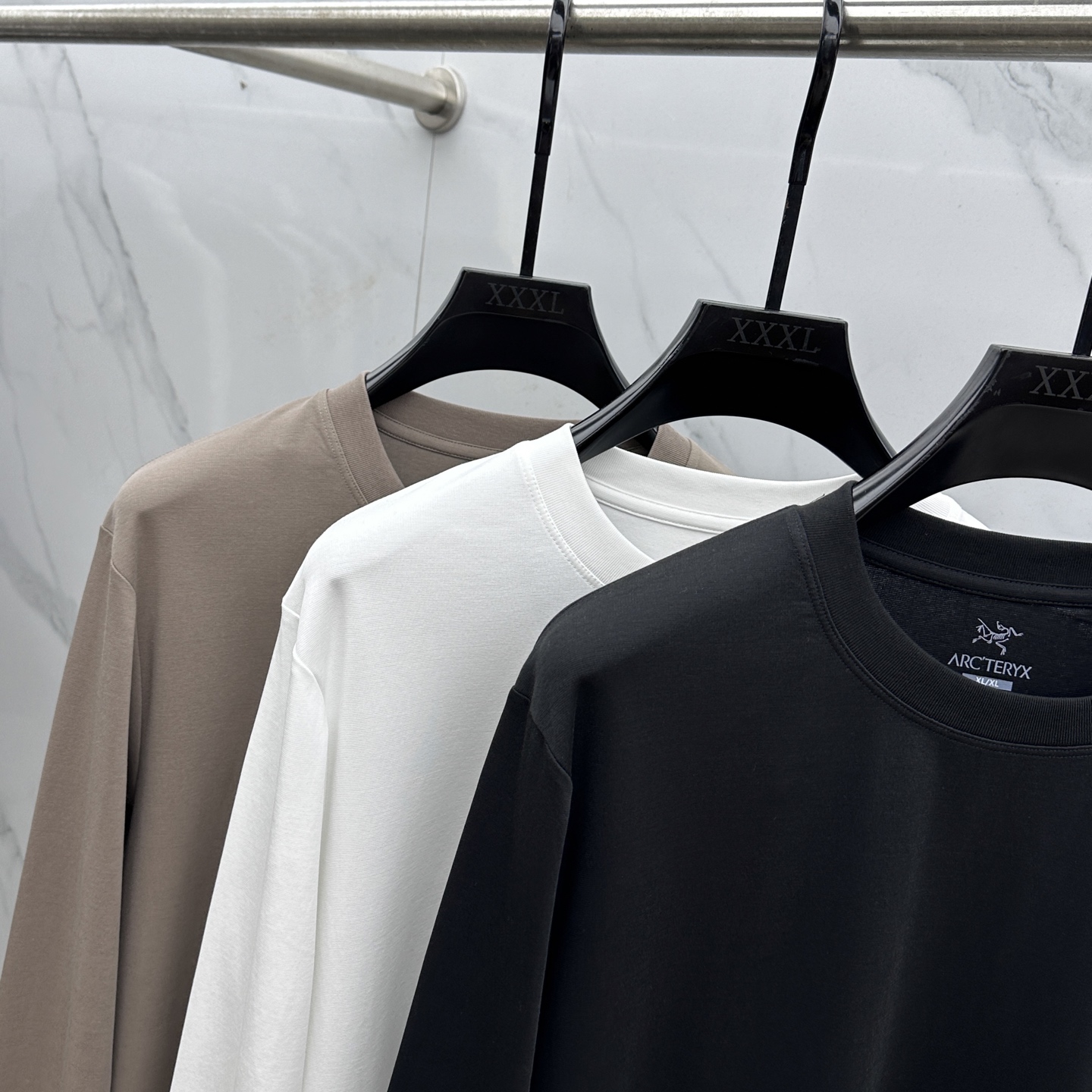 🆕ARCTERYX始祖鸟 2025SS秋季新款男士圆领长袖 T 恤，以当季色调传递典雅韵味，成就日常搭配