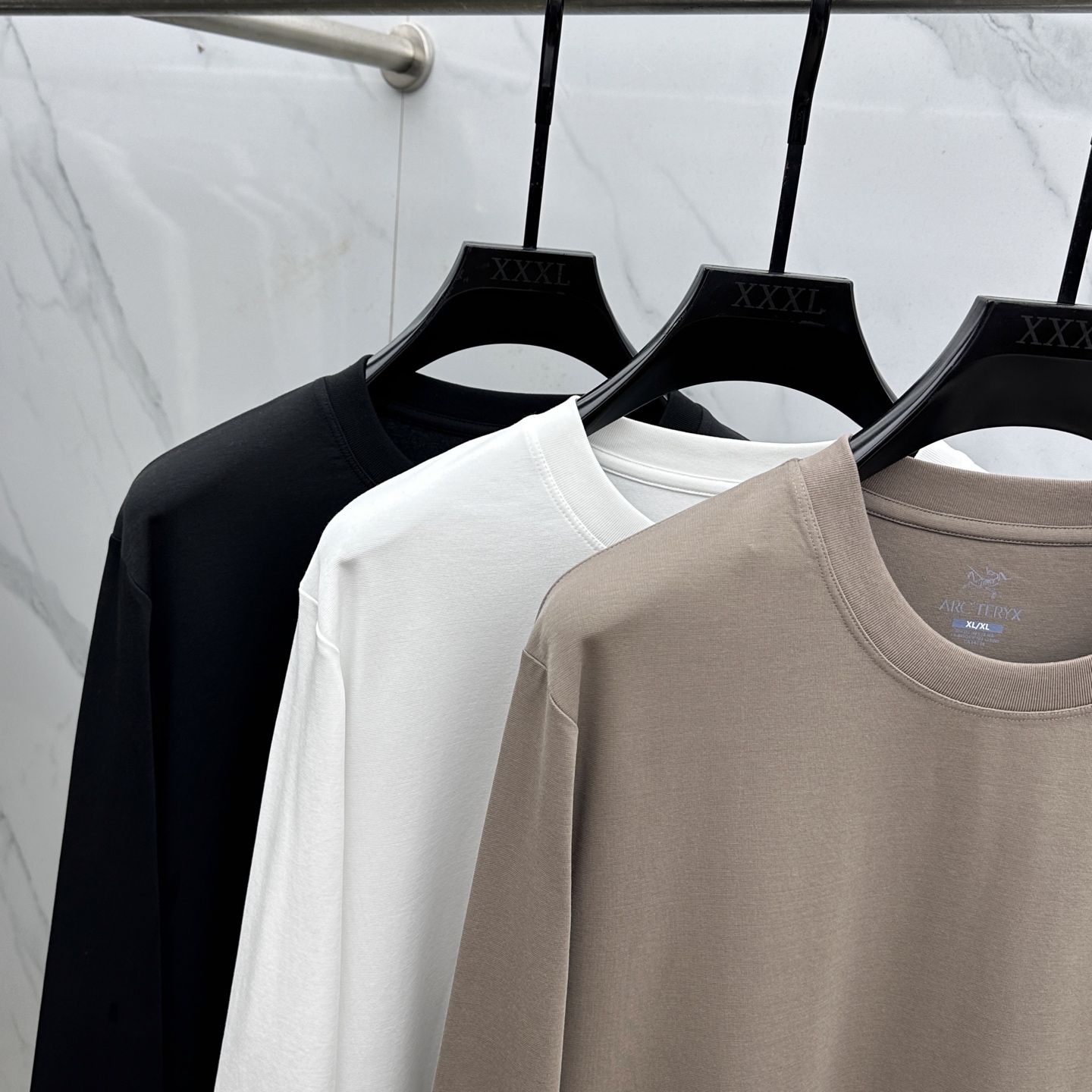 🆕ARCTERYX始祖鸟 2025SS秋季新款男士圆领长袖 T 恤，以当季色调传递典雅韵味，成就日常搭配