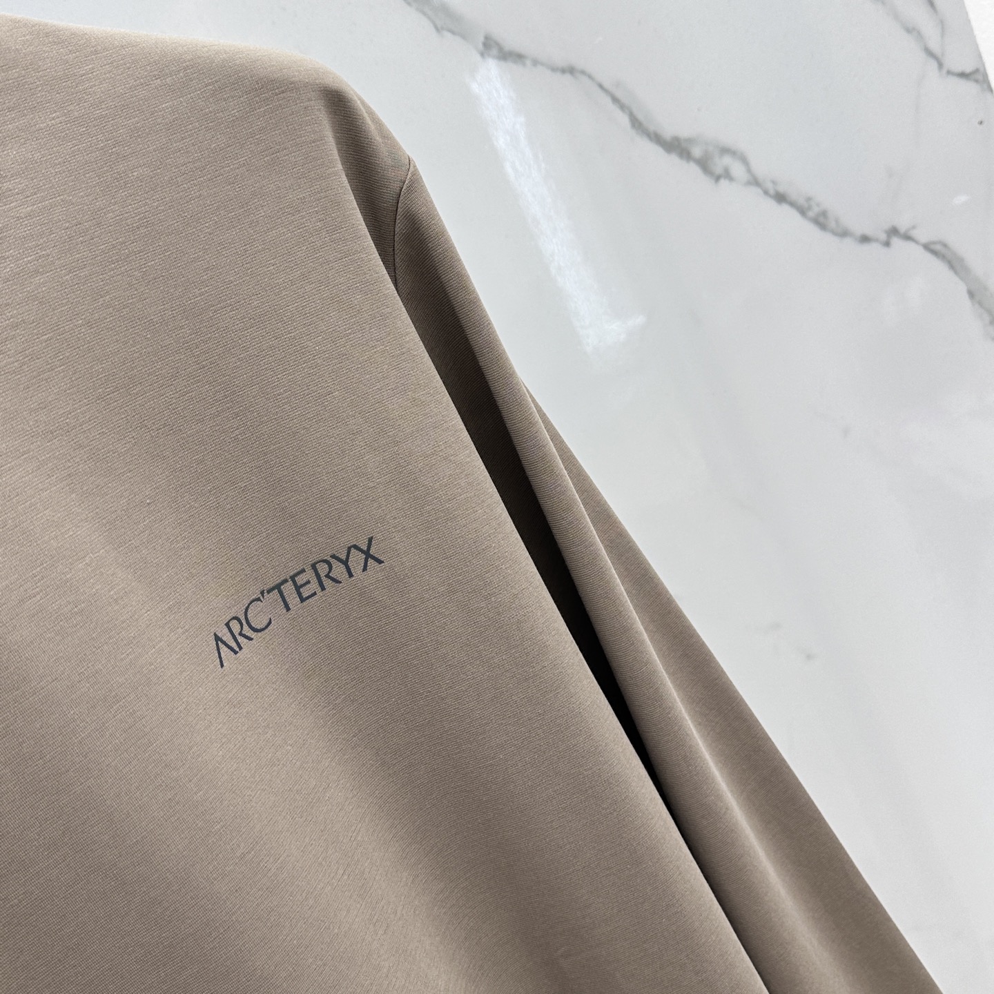 🆕ARCTERYX始祖鸟 2025SS秋季新款男士圆领长袖 T 恤，以当季色调传递典雅韵味，成就日常搭配