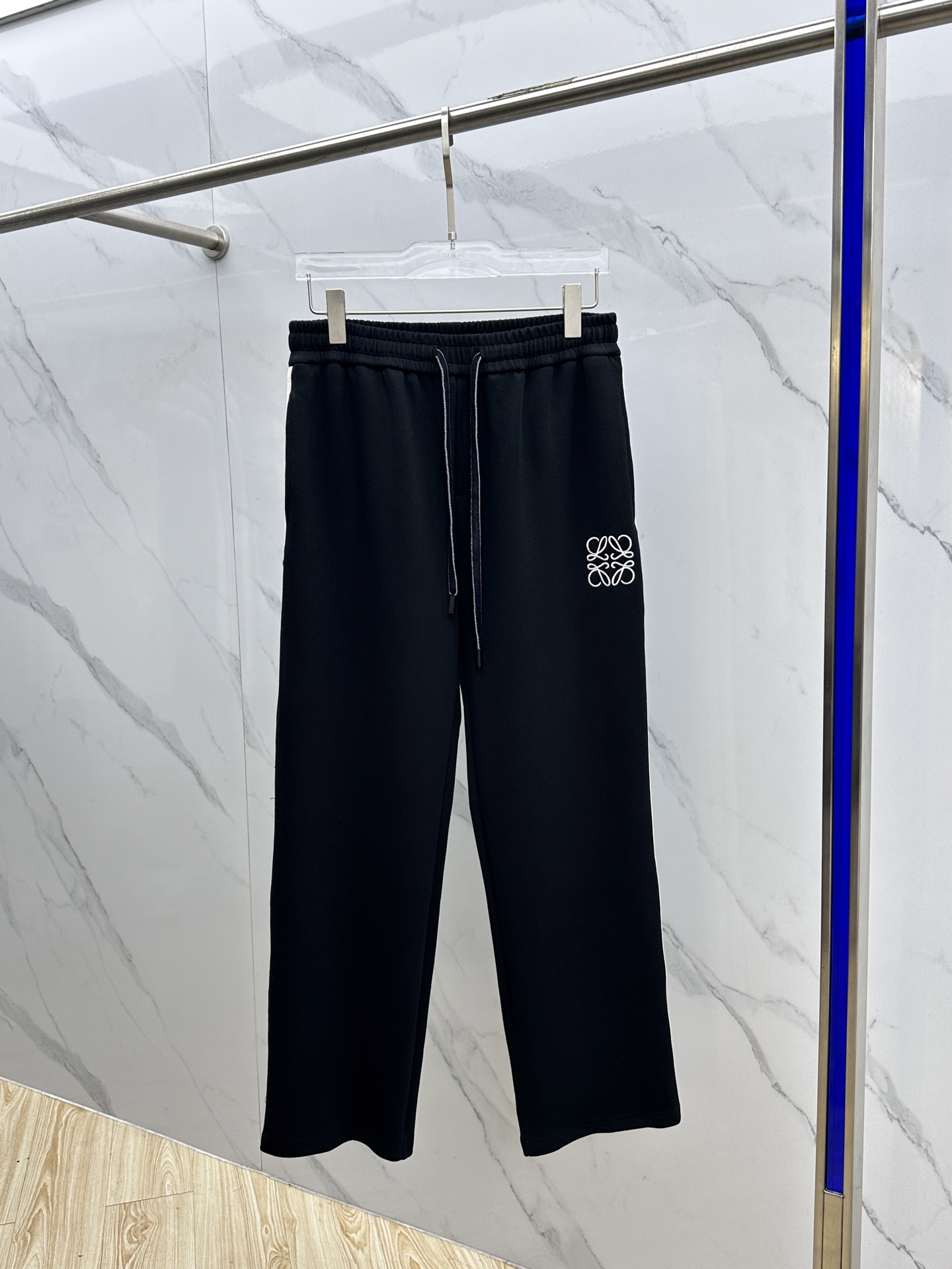 NO:522786,Loewe 2025 autumn and winter new casual pants, three-dimensional embroidery positioning LOGO high-end version, customized fabric, breathable and comfortable, impeccable details, brand element design concept, reflecting high quality. It feels delicate and soft!  It is casually cut, with a great upper body style!  cw code number XS-L,,loewe,loewe,alexander wang19860909罗意威 Loewe 2025秋冬新款休闲裤 立体刺绣定位LOGO 高端版本,定制面料 透气舒适度高,细节无可挑剔,品牌元素设计理念,体现高品质.手感细腻柔软！呈现休闲裁剪,上身版型超赞！cw 码数XS-L,,loewe,loewe,alexander wang,Men's clothing
