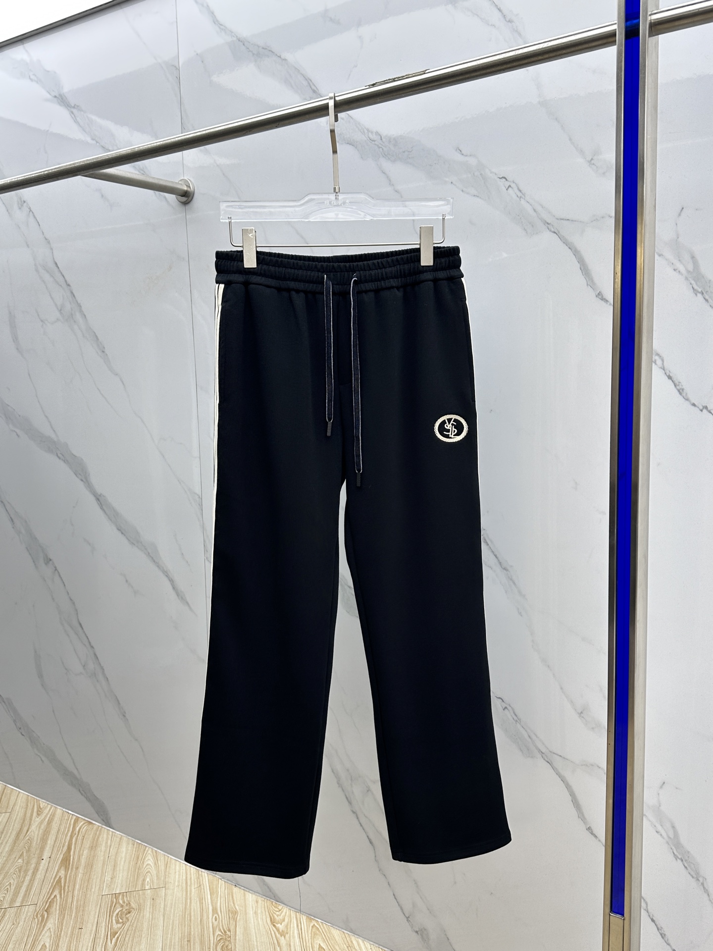 NO:522762,YSL Saint Laurent 2025 autumn and winter new casual pants, three-dimensional embroidery positioning LOGO high-end version, customized fabric, breathable and comfortable, impeccable details, brand element design concept, reflecting high quality. The feel is delicate and soft!  It is casually cut, with a great upper body style!  cw code number XS-L,,saint laurent,saint laurent,alexander wang19860909YSL 圣罗兰 2025秋冬新款休闲裤 立体刺绣定位LOGO 高端版本,定制面料 透气舒适度高,细节无可挑剔,品牌元素设计理念,体现高品质.手感细腻柔软！呈现休闲裁剪,上身版型超赞！cw 码数XS-L,,saint laurent,saint laurent,alexander wang,Men's clothing