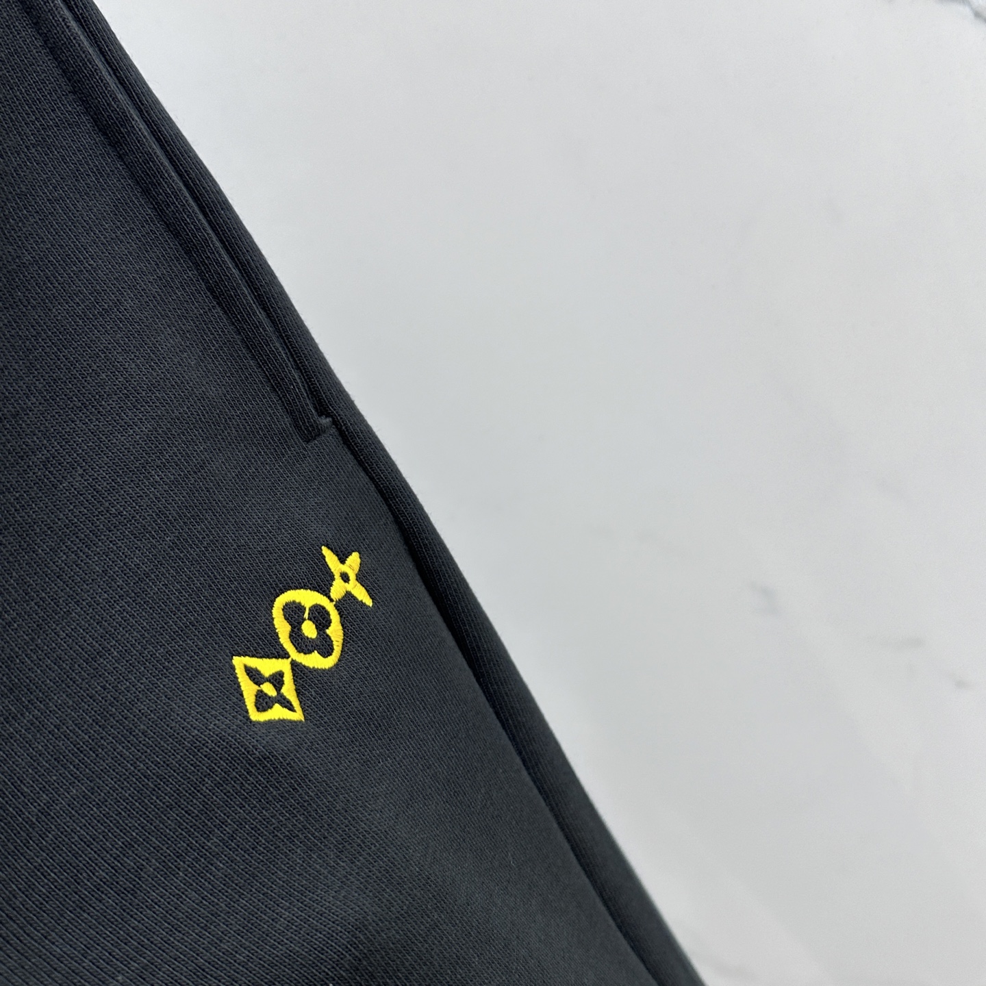 🆕1V*路易威登 2025秋冬新款休闲裤 立体刺绣定位LOGO 高端版本，定制面料 透气舒适度高，细节无