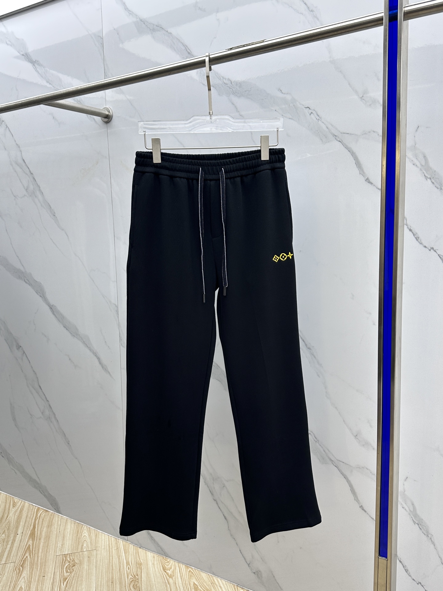 NO:522764,1V* Louis Vuitton 2025 autumn and winter new casual pants, three-dimensional embroidery positioning LOGO high-end version, customized fabric, breathable and comfortable, impeccable details, brand element design concept, reflecting high quality. The feel is delicate and soft!  It is casually cut, with a great upper body style!  cw code number XS-L,,louis vuitton,alexander wang198609091V*路易威登 2025秋冬新款休闲裤 立体刺绣定位LOGO 高端版本,定制面料 透气舒适度高,细节无可挑剔,品牌元素设计理念,体现高品质.手感细腻柔软！呈现休闲裁剪,上身版型超赞！cw 码数XS-L,,louis vuitton,alexander wang,Men's clothing