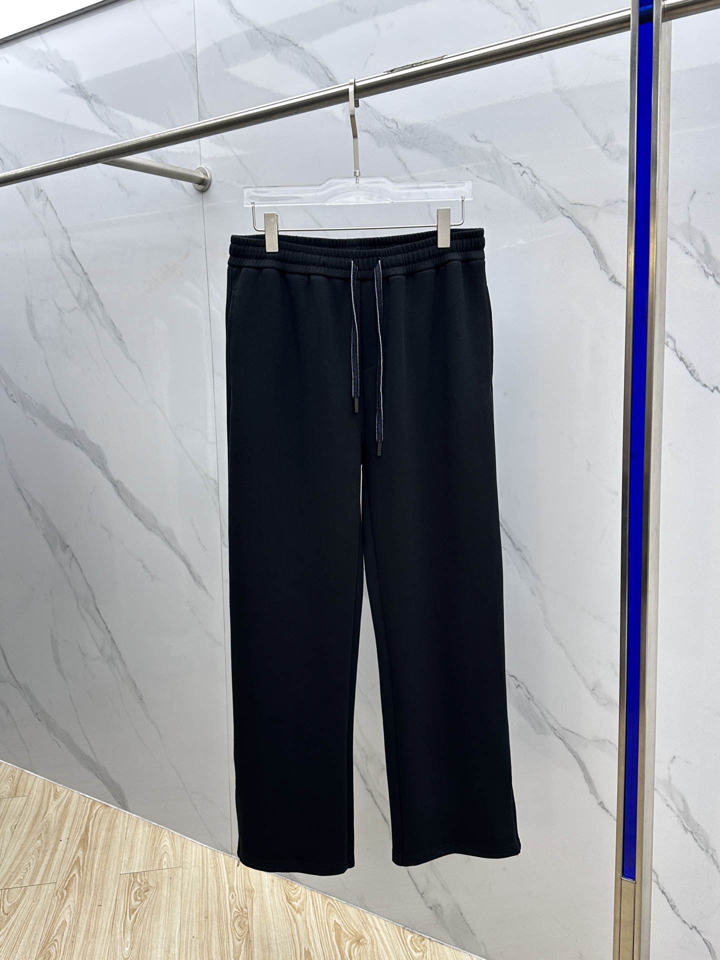 NO:522769,Gucci 2025 autumn and winter new casual pants, three-dimensional embroidery positioning LOGO high-end version, customized fabric, breathable and comfortable, impeccable details, brand element design concept, reflecting high quality. It feels delicate and soft!  It is casually cut, with a great upper body style!  cw code number XS-L, gucci, gucci, alexander wang19860909Gucci古驰 2025秋冬新款休闲裤 立体刺绣定位LOGO 高端版本,定制面料 透气舒适度高,细节无可挑剔,品牌元素设计理念,体现高品质.手感细腻柔软！呈现休闲裁剪,上身版型超赞！cw 码数XS-L,,gucci,gucci,alexander wang,Men's clothing