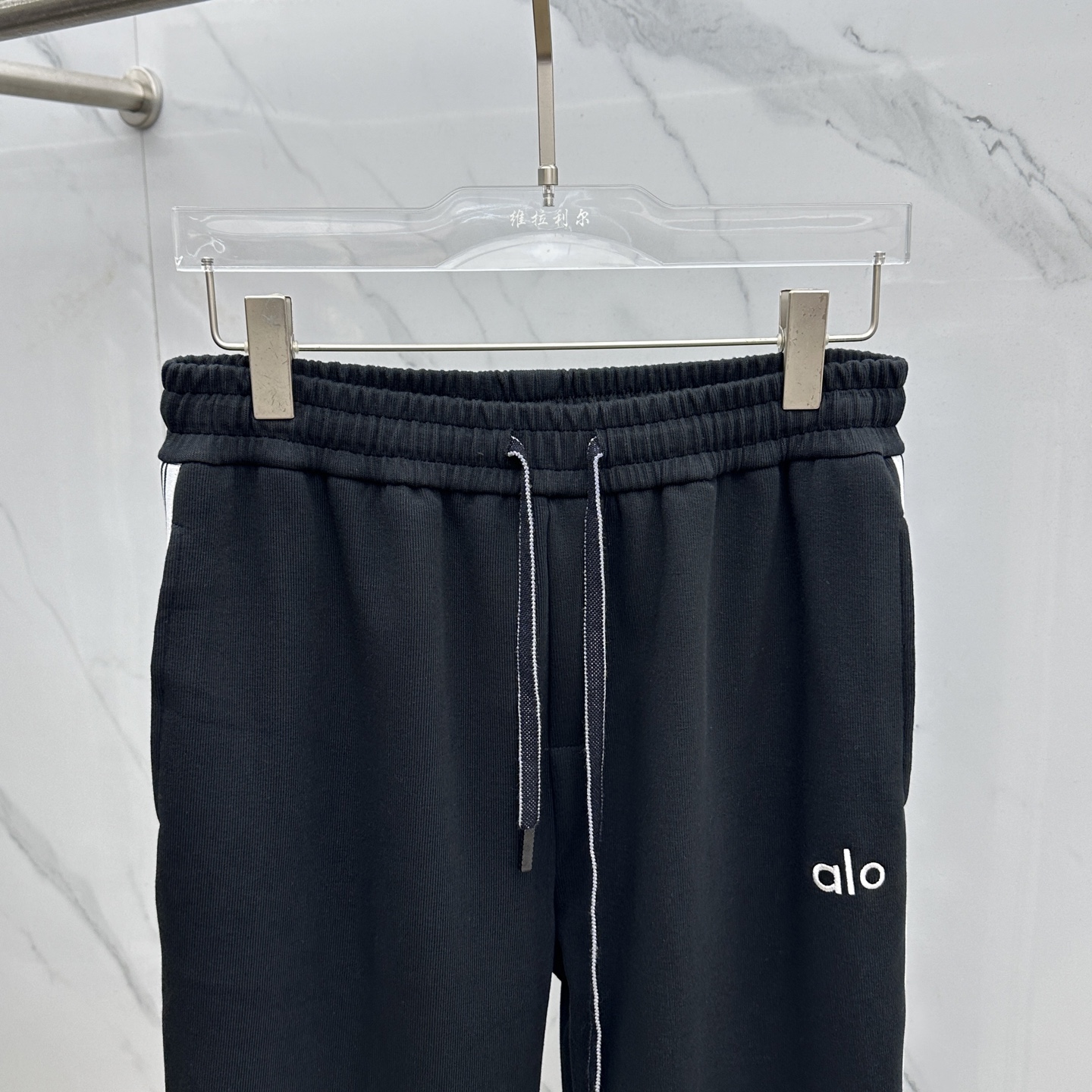 🆕alo 2025秋冬新款休闲裤 立体刺绣定位LOGO 高端版本，定制面料 透气舒适度高，细节无可挑剔，
