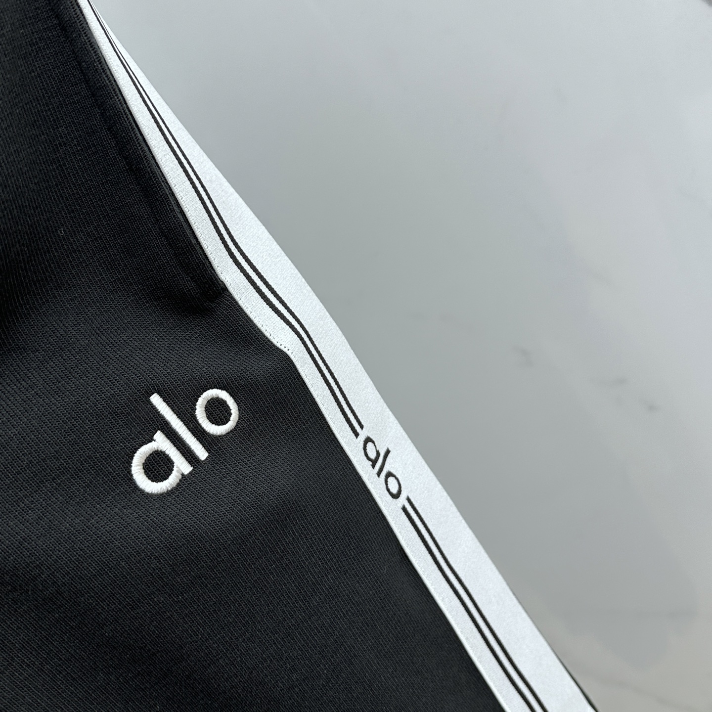 🆕alo 2025秋冬新款休闲裤 立体刺绣定位LOGO 高端版本，定制面料 透气舒适度高，细节无可挑剔，