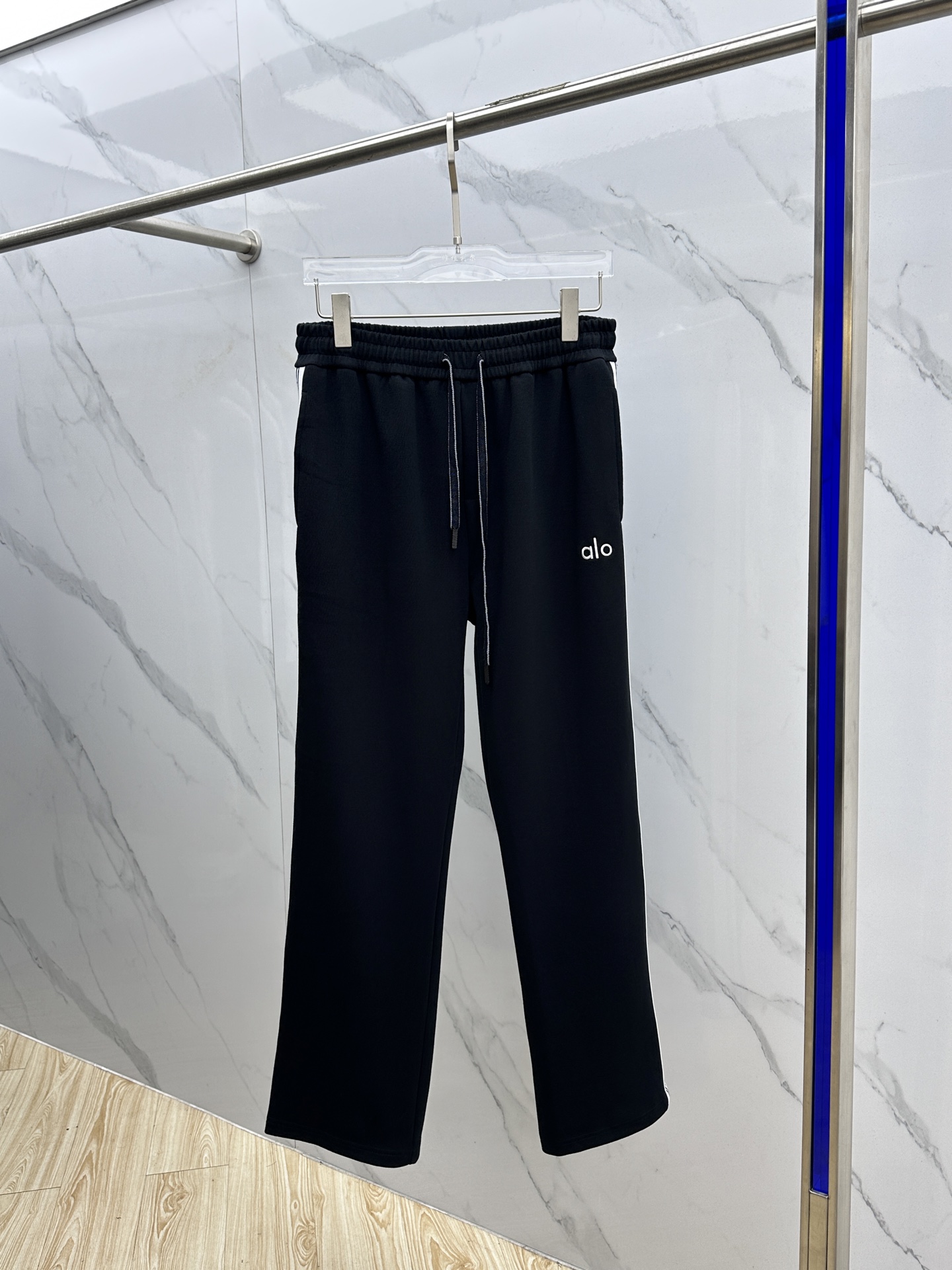 NO:523769,alo 2025 autumn and winter new casual pants, three-dimensional embroidery positioning LOGO high-end version, customized fabric, breathable and comfortable, impeccable details, brand element design concept, reflecting high quality. The feel is delicate and soft!  It is casually cut, with a great upper body style!  cw code number XS-L, alexander wang19860909alo 2025秋冬新款休闲裤 立体刺绣定位LOGO 高端版本,定制面料 透气舒适度高,细节无可挑剔,品牌元素设计理念,体现高品质.手感细腻柔软！呈现休闲裁剪,上身版型超赞！cw 码数XS-L,,alexander wang,Men's clothing