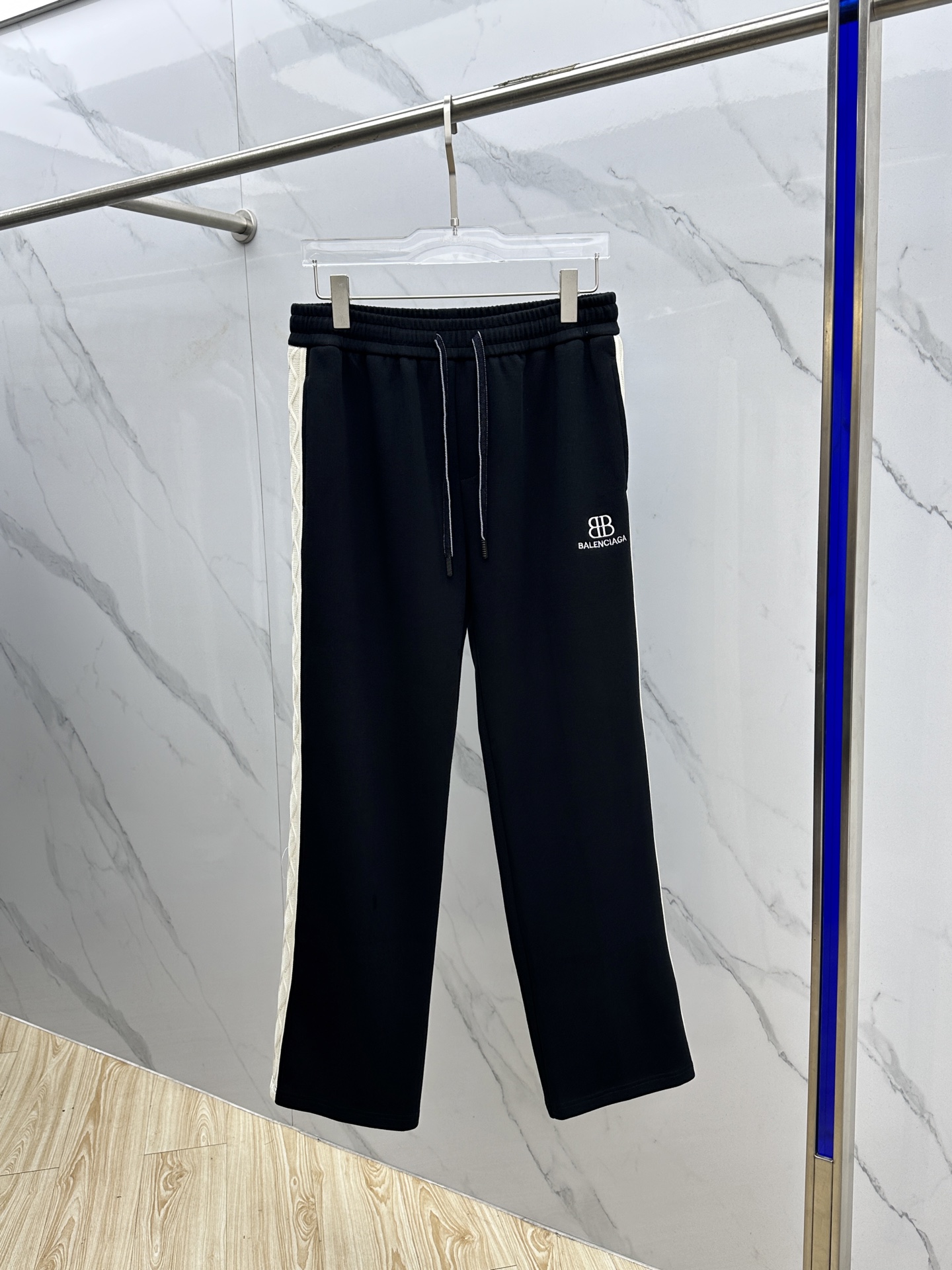 NO:523771,Balenciaga 2025 autumn and winter new casual pants, three-dimensional embroidery positioning LOGO high-end version, customized fabric, breathable and comfortable, impeccable details, brand element design concept, reflecting high quality. The feel is delicate and soft!  It is casually cut, with a great upper body style!  cw code number XS-L,,balenciaga,balenciaga,alexander wang19860909Balenciaga巴黎世家 2025秋冬新款休闲裤 立体刺绣定位LOGO 高端版本,定制面料 透气舒适度高,细节无可挑剔,品牌元素设计理念,体现高品质.手感细腻柔软！呈现休闲裁剪,上身版型超赞！cw 码数XS-L,,balenciaga,balenciaga,alexander wang,Men's clothing