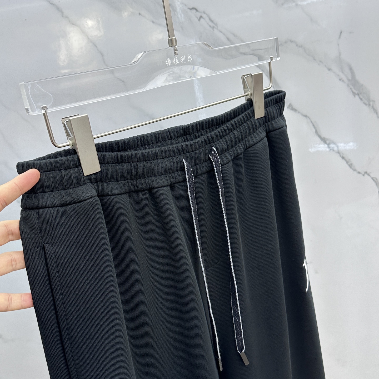 🆕1V*路易威登 2025秋冬新款休闲裤 立体刺绣定位LOGO 高端版本，定制面料 透气舒适度高，细节无