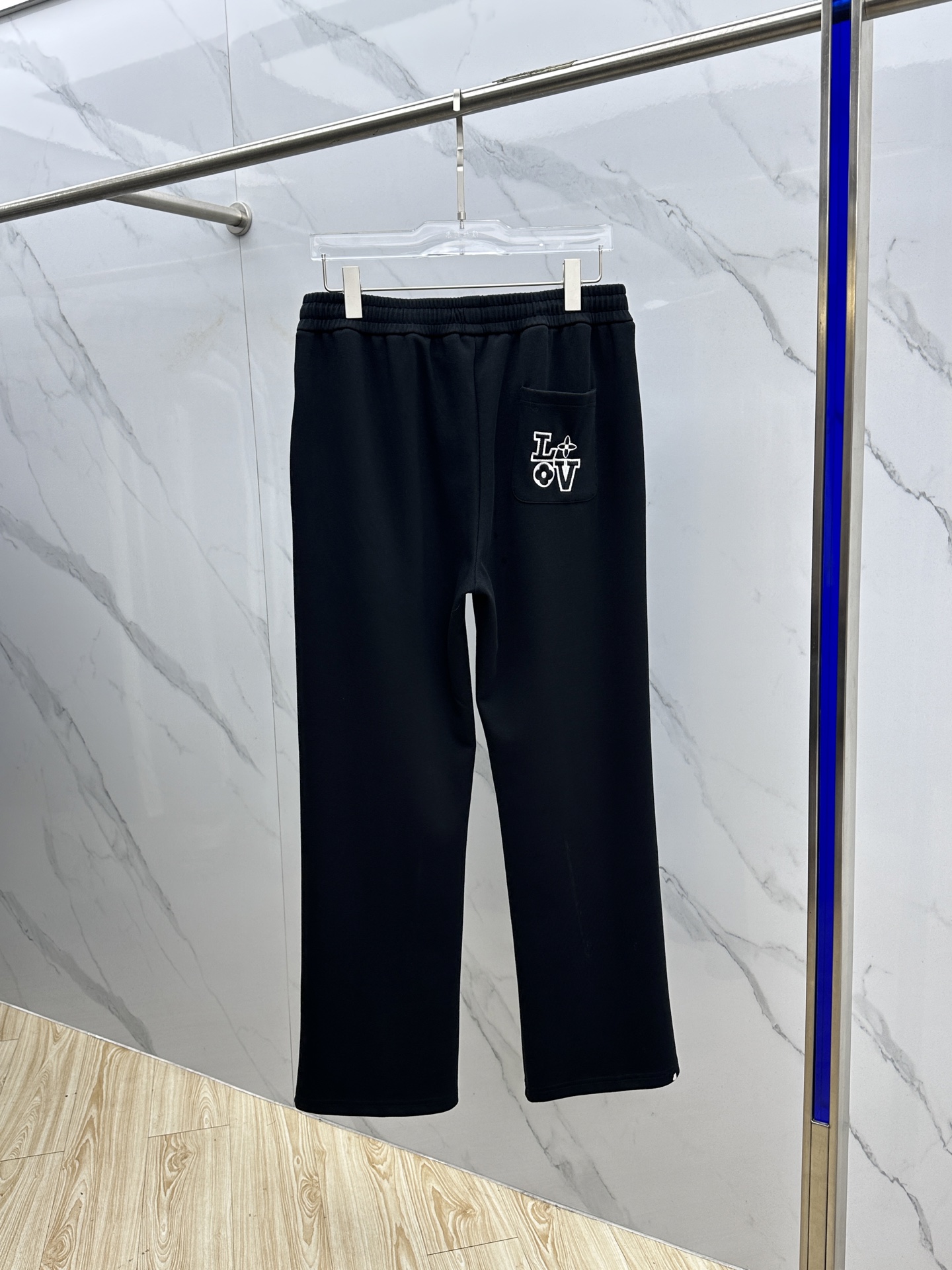 🆕1V*路易威登 2025秋冬新款休闲裤 立体刺绣定位LOGO 高端版本，定制面料 透气舒适度高，细节无