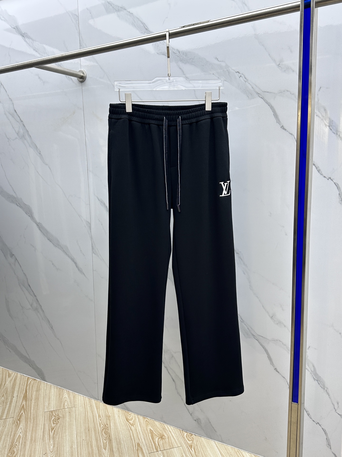 NO:523775,1V* Louis Vuitton 2025 autumn and winter new casual pants, three-dimensional embroidery positioning LOGO high-end version, customized fabric, breathable and comfortable, impeccable details, brand element design concept, reflecting high quality. The feel is delicate and soft!  It is casually cut, with a great upper body style!  cw code number XS-L,,louis vuitton,alexander wang198609091V*路易威登 2025秋冬新款休闲裤 立体刺绣定位LOGO 高端版本,定制面料 透气舒适度高,细节无可挑剔,品牌元素设计理念,体现高品质.手感细腻柔软！呈现休闲裁剪,上身版型超赞！cw 码数XS-L,,louis vuitton,alexander wang,Men's clothing