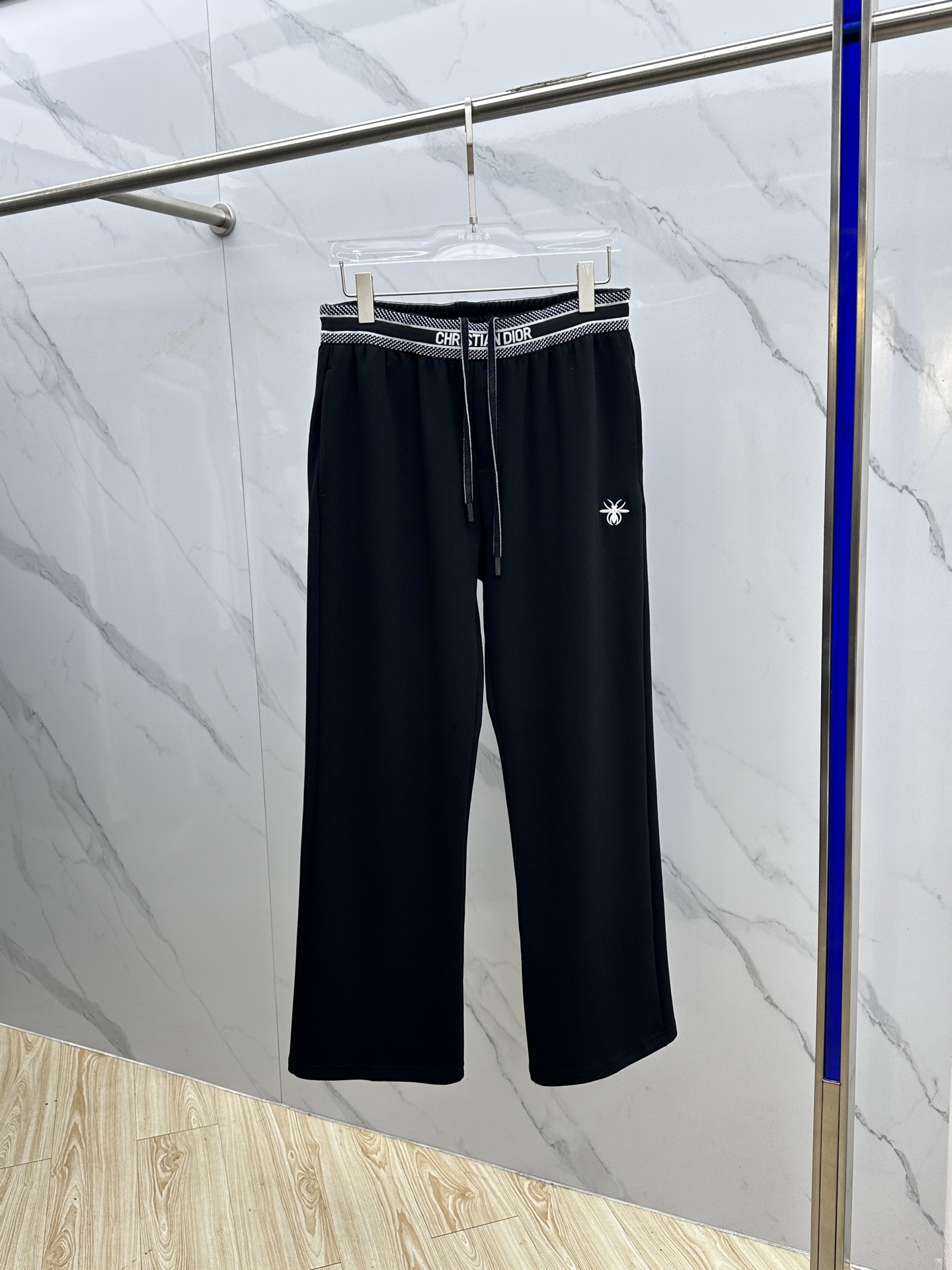 NO:523777,Dior 2025 autumn and winter new casual pants, three-dimensional embroidery positioning LOGO high-end version, customized fabric, breathable and comfortable, impeccable details, brand element design concept, reflecting high quality. The feel is delicate and soft!  It is casually cut, with a great upper body style!  cw code number XS-L,,dior,dior,alexander wang19860909Dior迪奥 2025秋冬新款休闲裤 立体刺绣定位LOGO 高端版本,定制面料 透气舒适度高,细节无可挑剔,品牌元素设计理念,体现高品质.手感细腻柔软！呈现休闲裁剪,上身版型超赞！cw 码数XS-L,,dior,dior,alexander wang,Men's clothing