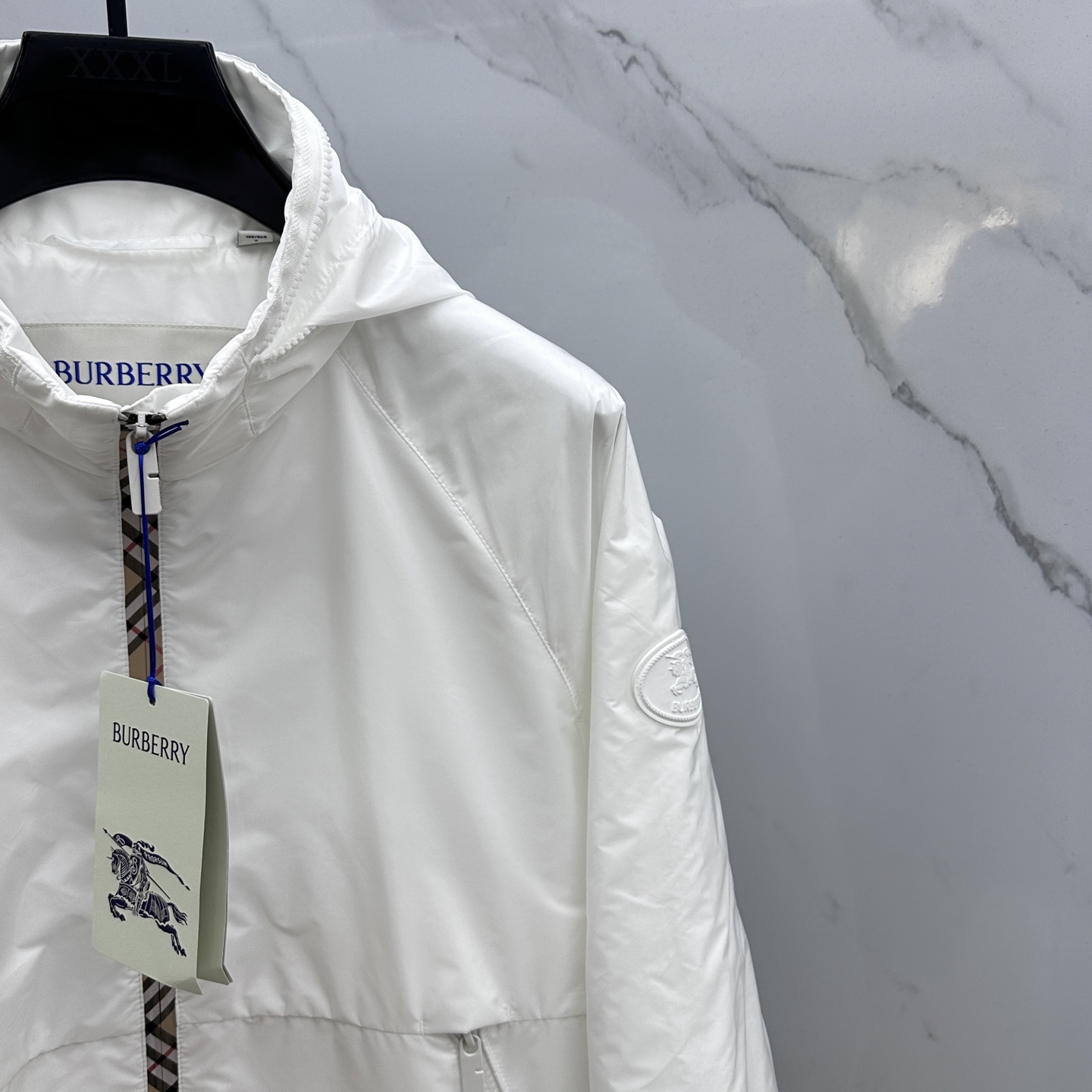 🆕Burberry 巴宝莉 2025Fw新款格纹尼龙立领防晒外套，融入 Burberry 格纹饰带和B 