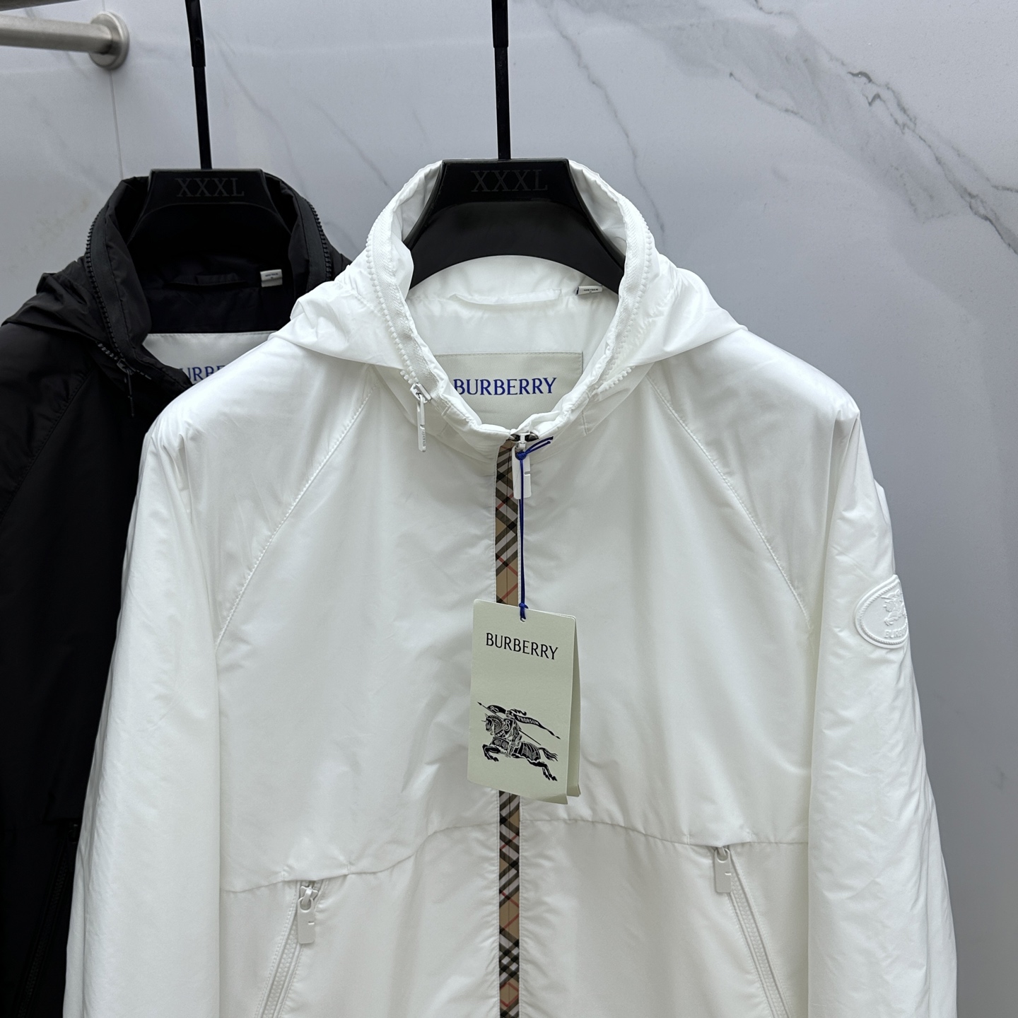 🆕Burberry 巴宝莉 2025Fw新款格纹尼龙立领防晒外套，融入 Burberry 格纹饰带和B 