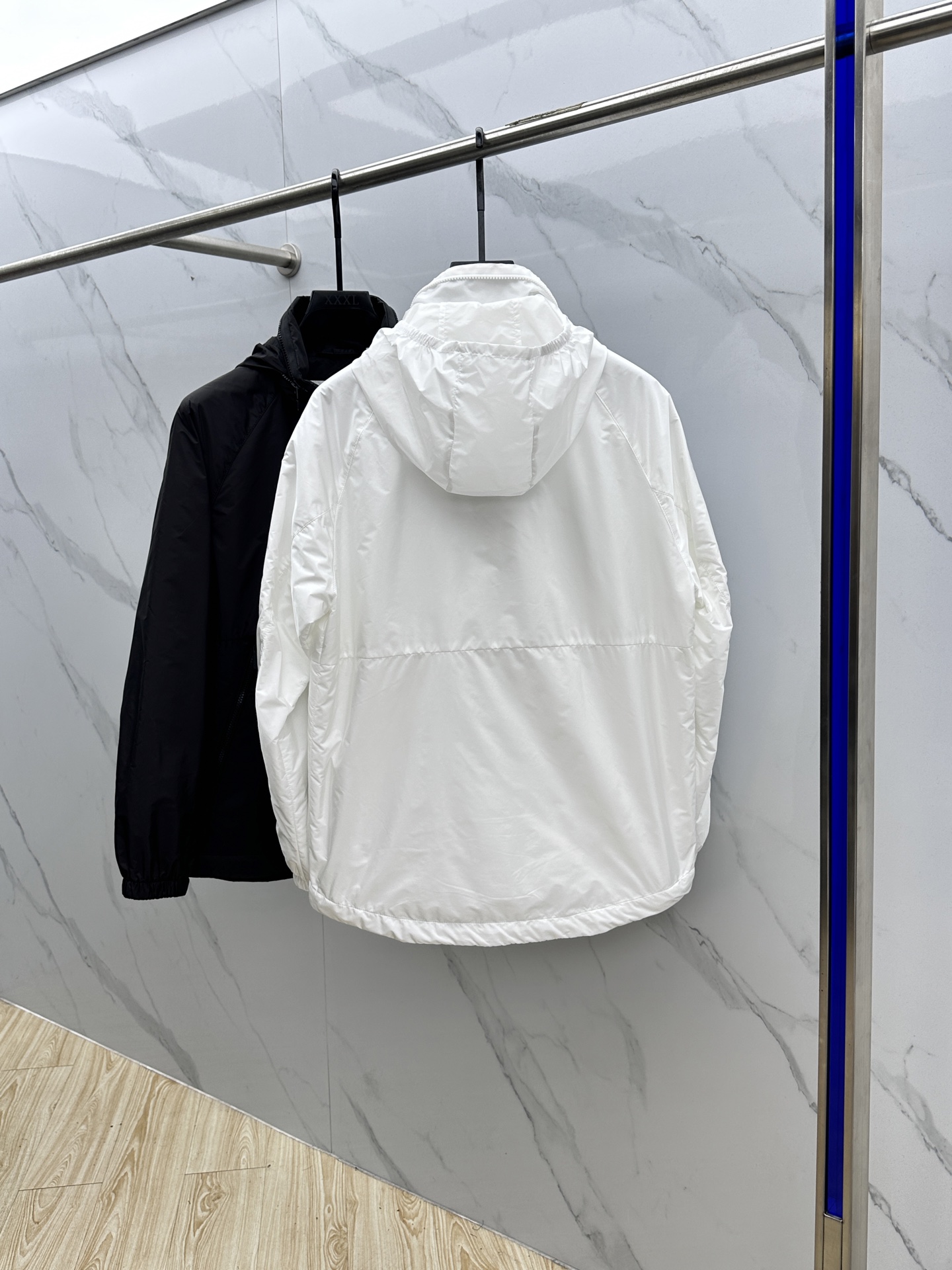 🆕Burberry 巴宝莉 2025Fw新款格纹尼龙立领防晒外套，融入 Burberry 格纹饰带和B 