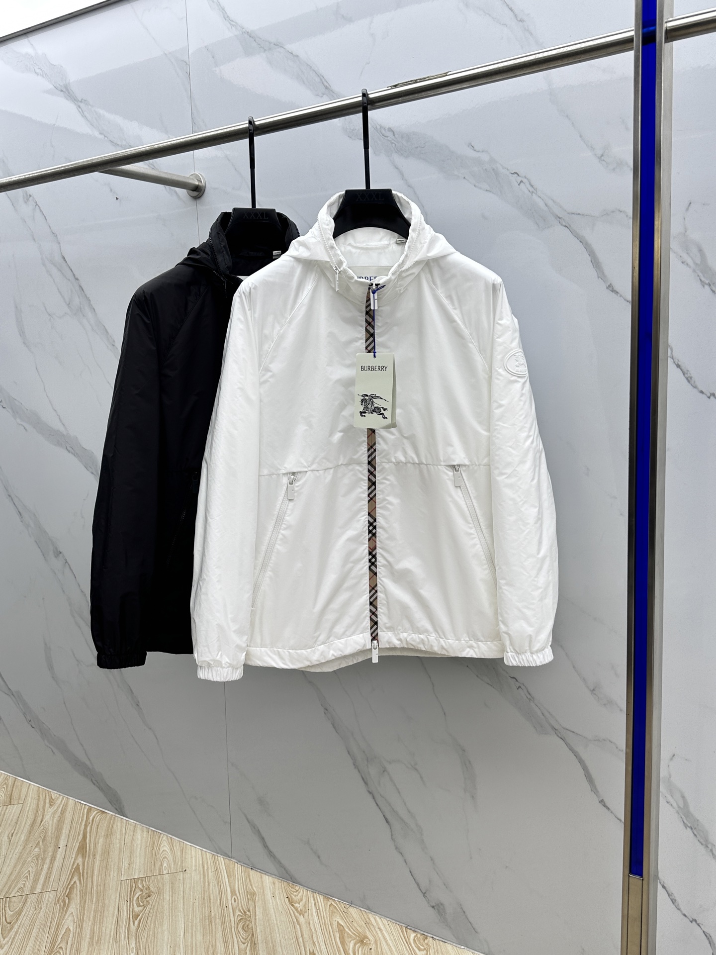 NO:522772,Burberry 2025Fw new plaid nylon stand-neck sunscreen jacket, incorporates Burberry plaid ribbon and B-shaped zipper head. The texture is light and provides a casual style. Decorative Knight's seal decals are derived from the collection of the 1980s brand bags. Dm size 48-56, burberry, burberry, jackets & coats, alexander wang19860909Burberry 巴宝莉 2025Fw新款格纹尼龙立领防晒外套,融入 Burberry 格纹饰带和B 字型拉链头.质地轻盈,呈现休闲版型.装饰骑士印章贴花,源自 1980年代品牌包款的典藏图案.Dm尺码48-56,,burberry,burberry,jackets & coats,alexander wang,Men's clothing