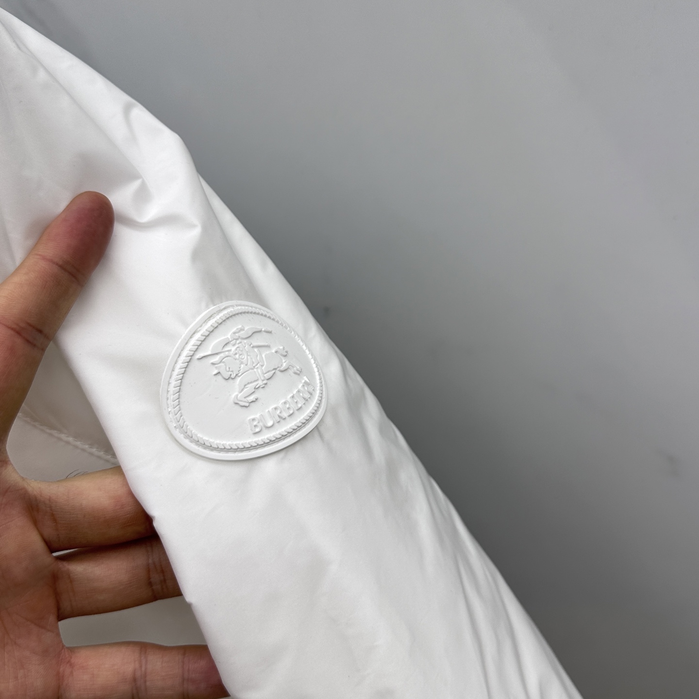 🆕Burberry 巴宝莉 2025Fw新款格纹尼龙立领防晒外套，融入 Burberry 格纹饰带和B 