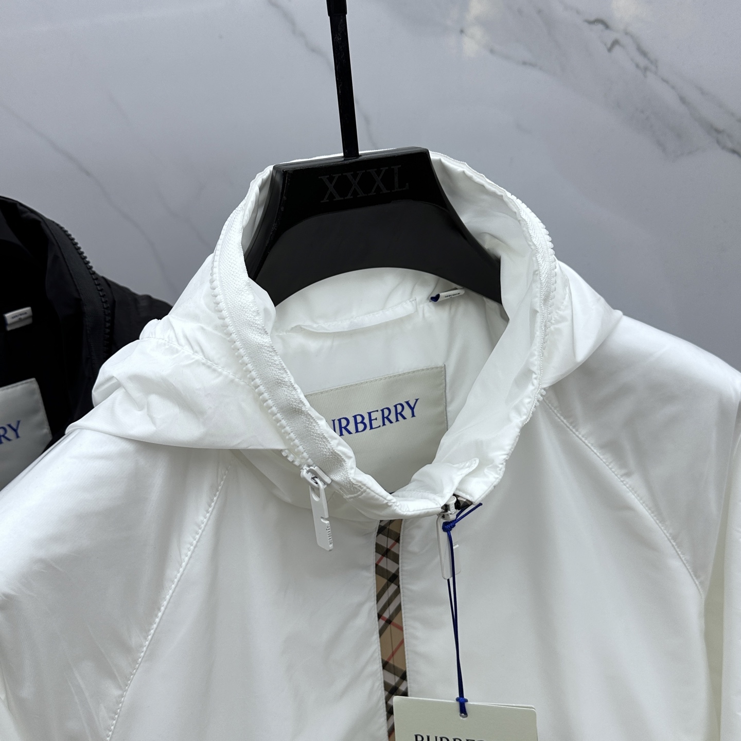 🆕Burberry 巴宝莉 2025Fw新款格纹尼龙立领防晒外套，融入 Burberry 格纹饰带和B 