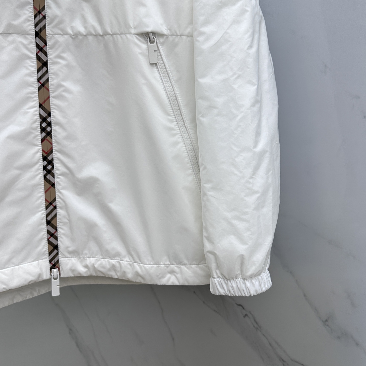 🆕Burberry 巴宝莉 2025Fw新款格纹尼龙立领防晒外套，融入 Burberry 格纹饰带和B 