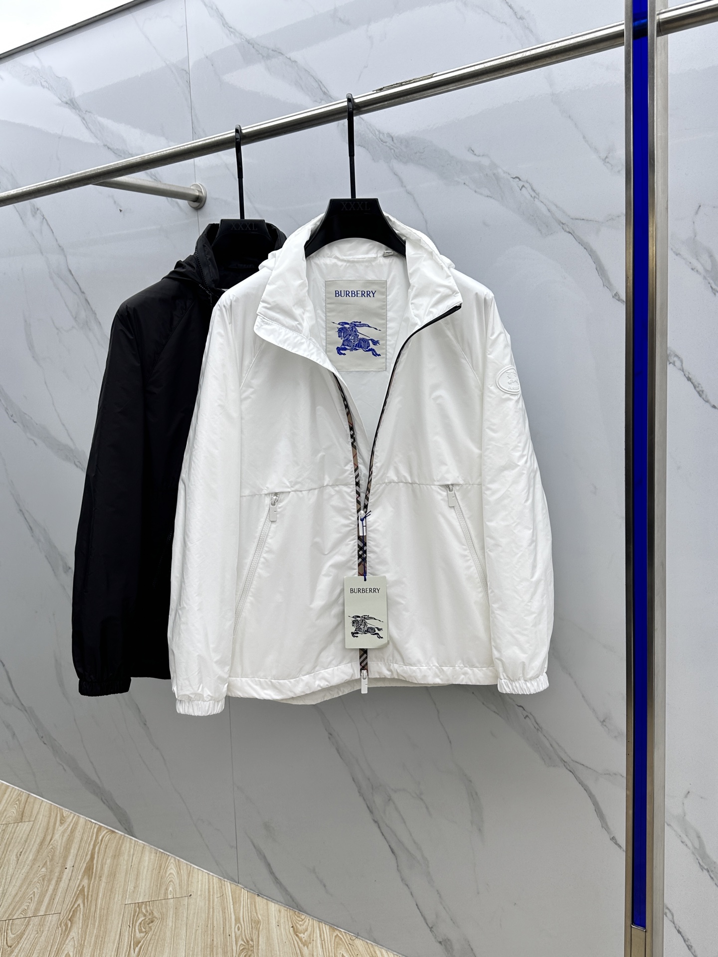 🆕Burberry 巴宝莉 2025Fw新款格纹尼龙立领防晒外套，融入 Burberry 格纹饰带和B 