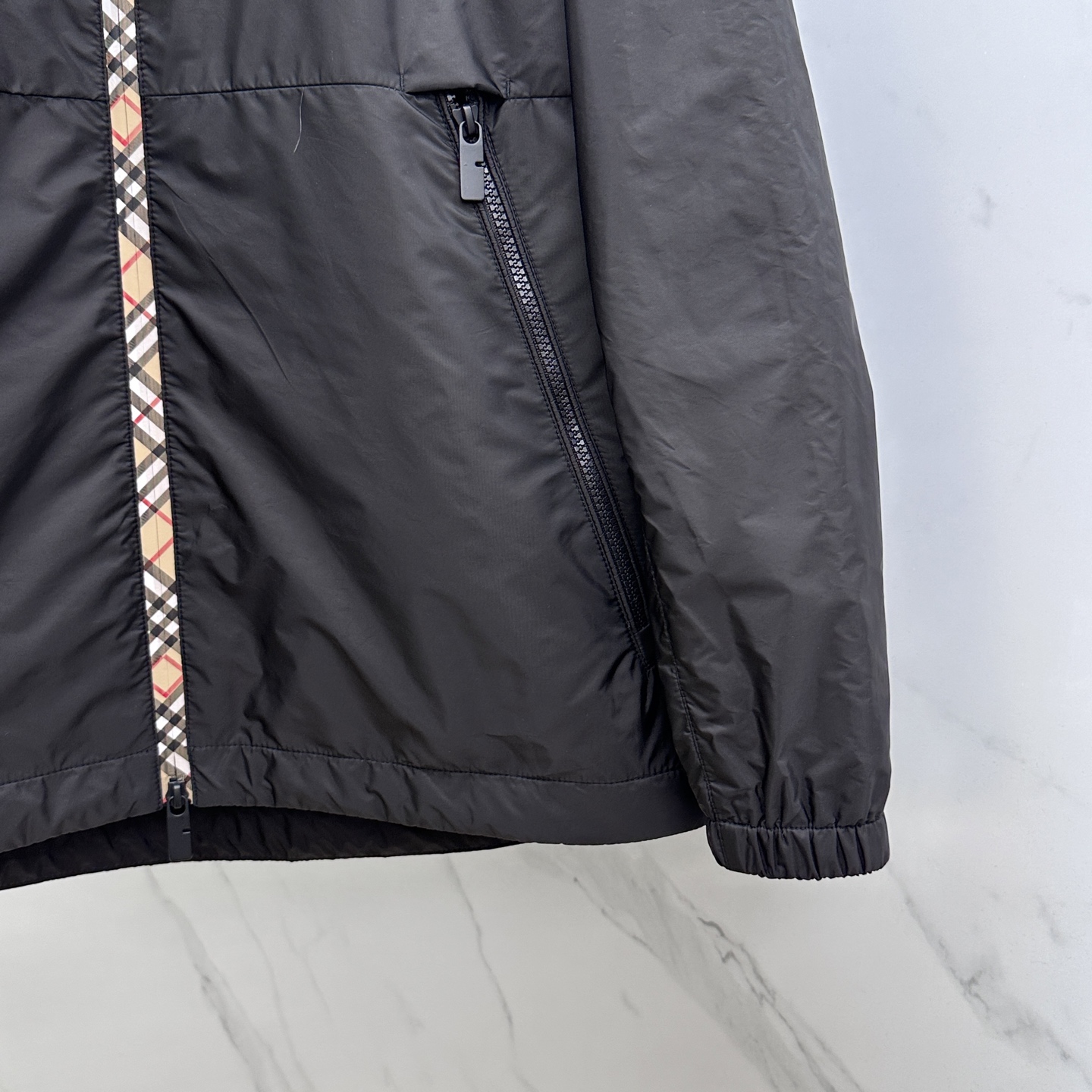 🆕Burberry 巴宝莉 2025Fw新款格纹尼龙立领防晒外套，融入 Burberry 格纹饰带和B 