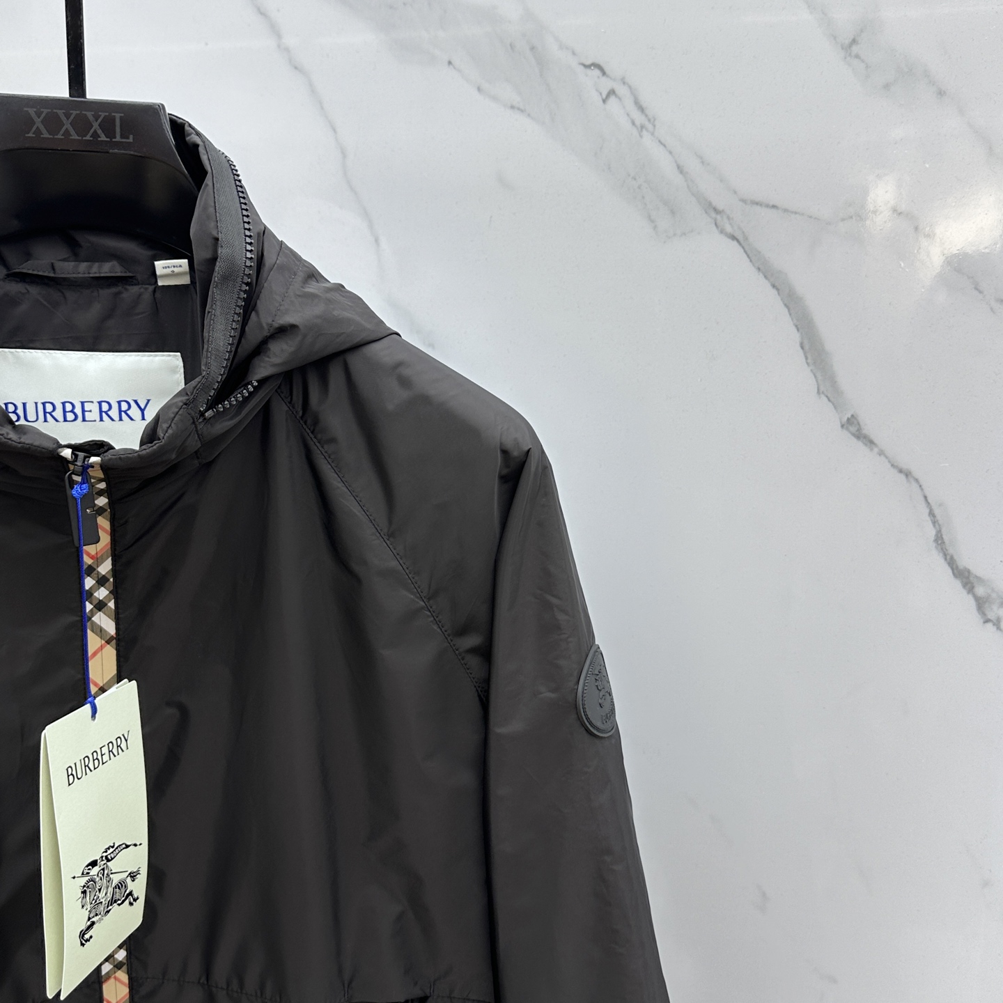 🆕Burberry 巴宝莉 2025Fw新款格纹尼龙立领防晒外套，融入 Burberry 格纹饰带和B 