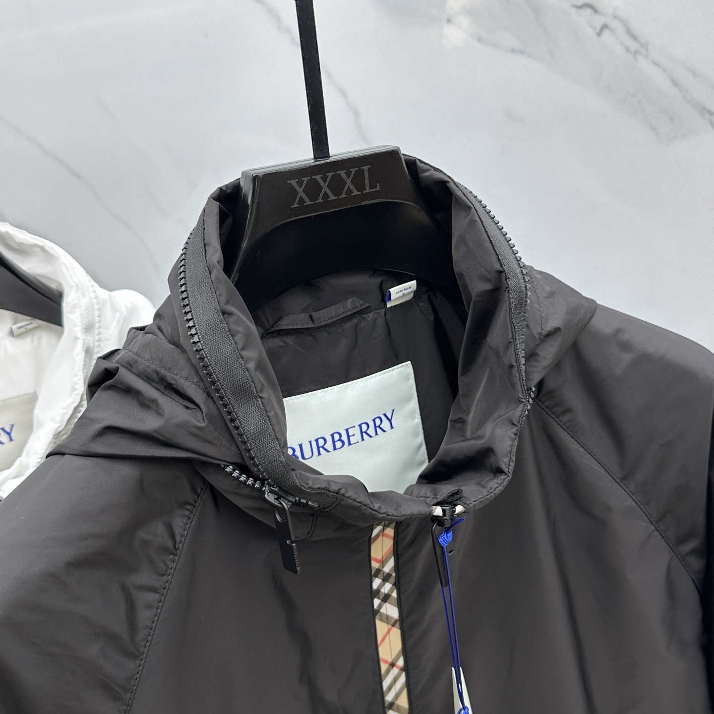 🆕Burberry 巴宝莉 2025Fw新款格纹尼龙立领防晒外套，融入 Burberry 格纹饰带和B 