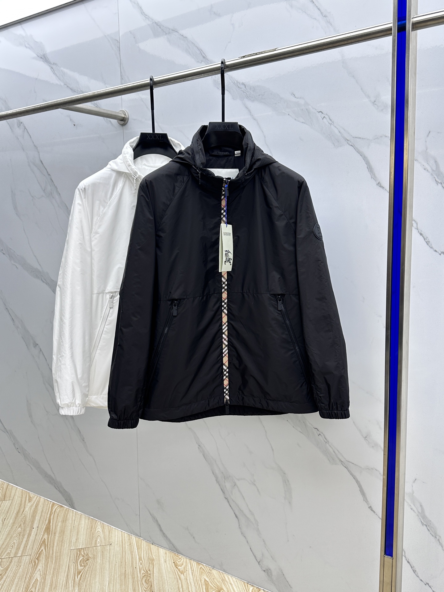 🆕Burberry 巴宝莉 2025Fw新款格纹尼龙立领防晒外套，融入 Burberry 格纹饰带和B 