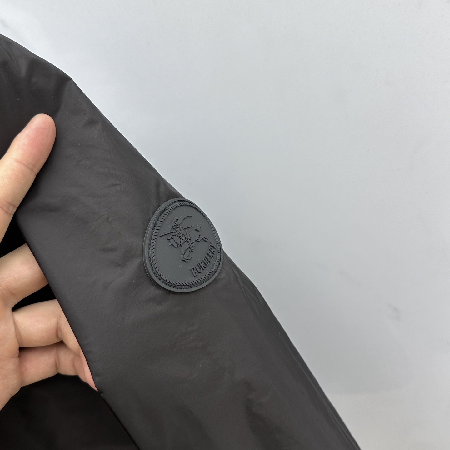 🆕Burberry 巴宝莉 2025Fw新款格纹尼龙立领防晒外套，融入 Burberry 格纹饰带和B 