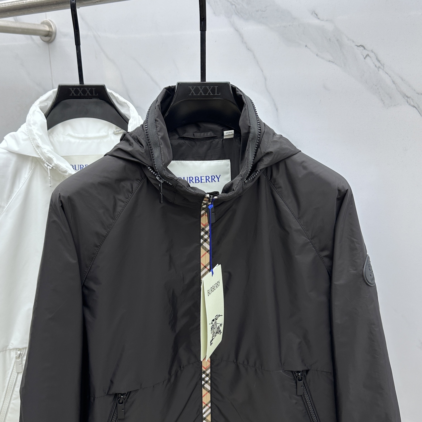 🆕Burberry 巴宝莉 2025Fw新款格纹尼龙立领防晒外套，融入 Burberry 格纹饰带和B 