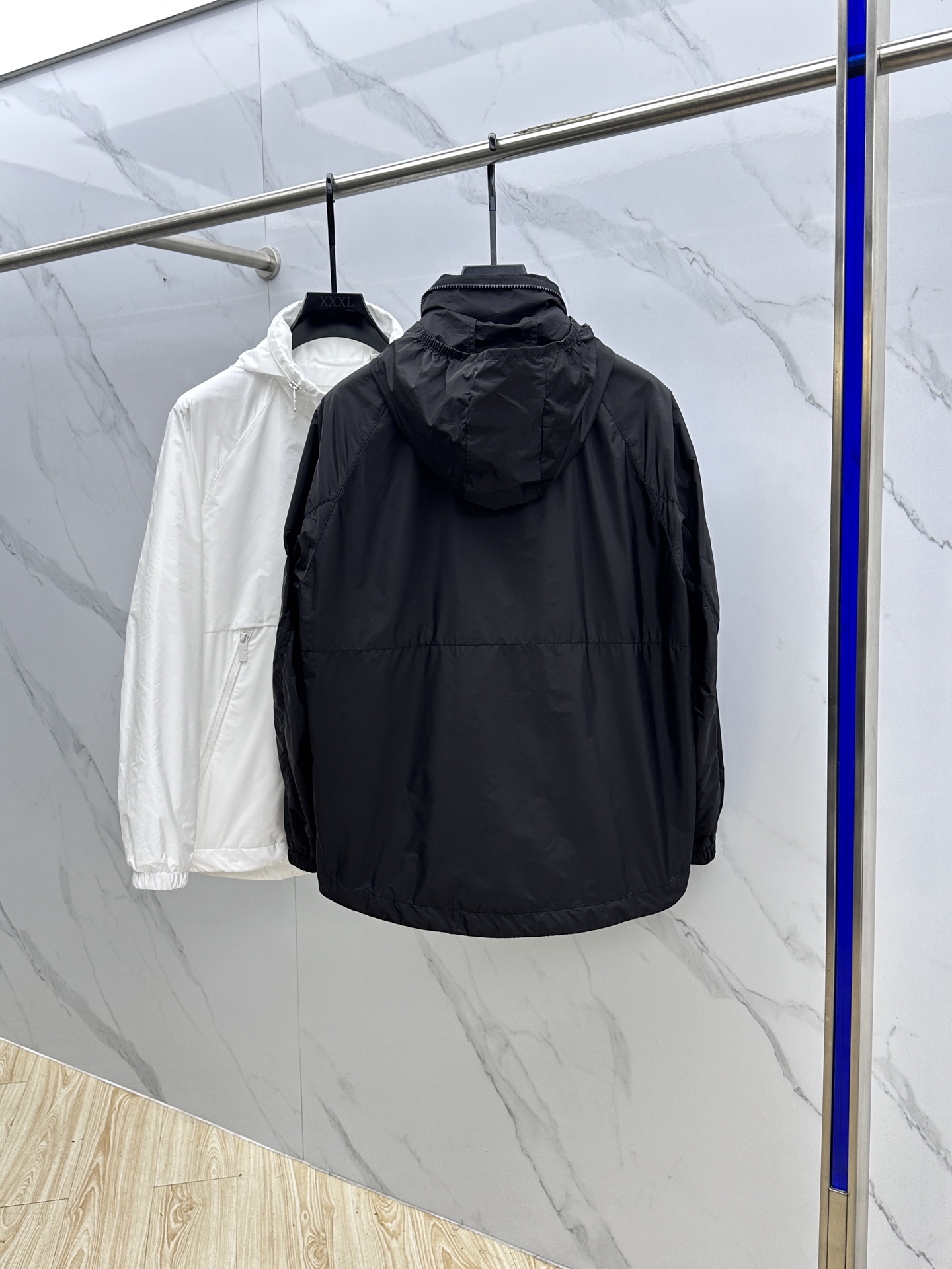 🆕Burberry 巴宝莉 2025Fw新款格纹尼龙立领防晒外套，融入 Burberry 格纹饰带和B 