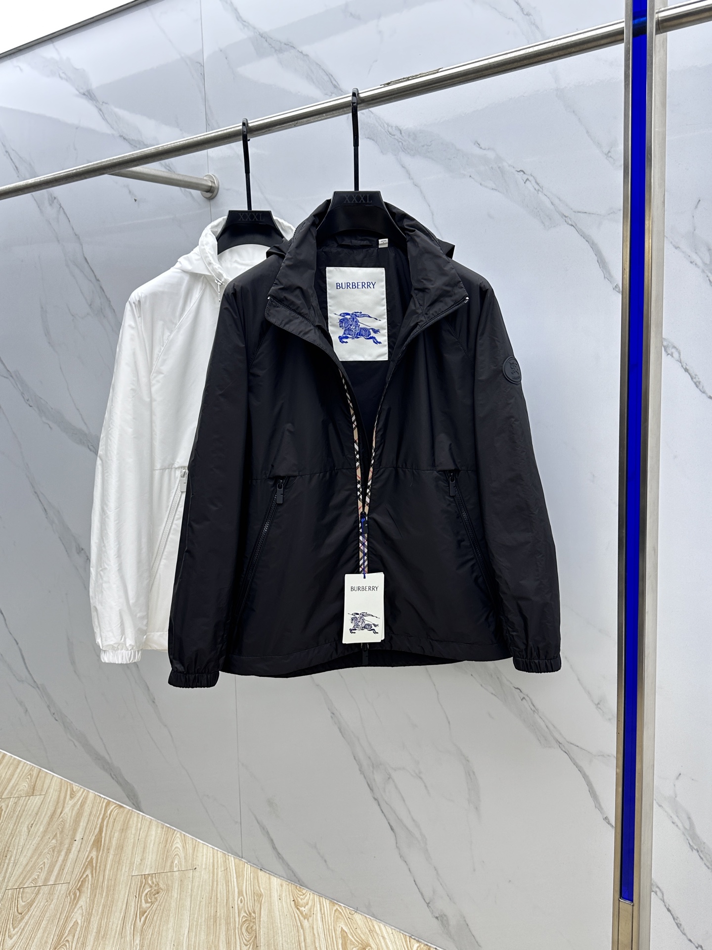 🆕Burberry 巴宝莉 2025Fw新款格纹尼龙立领防晒外套，融入 Burberry 格纹饰带和B 