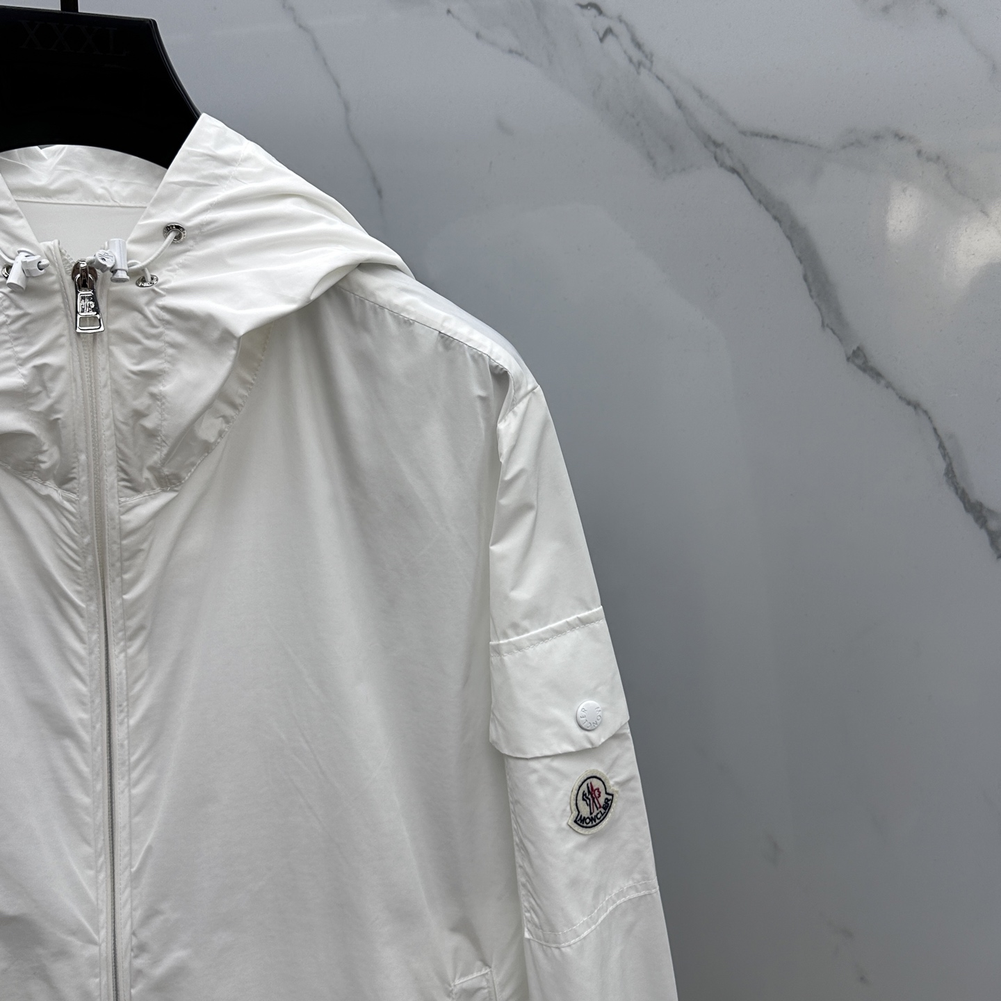 🆕Mon*蒙口 2025SS早秋新款连帽夹克外套，产品选用100％聚酯纤维制成的细密柔软面料，其质地细腻