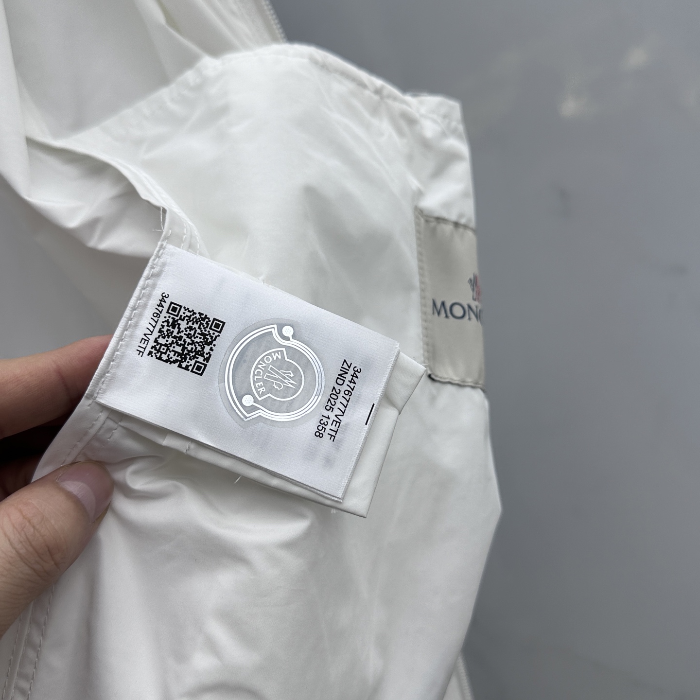 🆕Mon*蒙口 2025SS早秋新款连帽夹克外套，产品选用100％聚酯纤维制成的细密柔软面料，其质地细腻