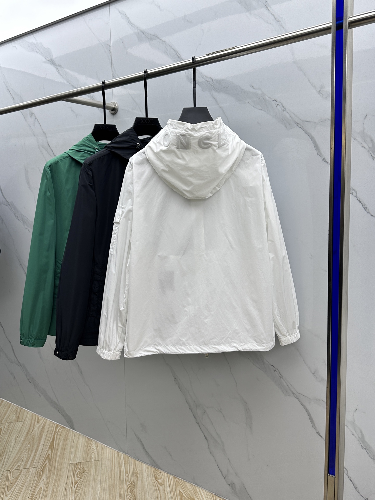 🆕Mon*蒙口 2025SS早秋新款连帽夹克外套，产品选用100％聚酯纤维制成的细密柔软面料，其质地细腻