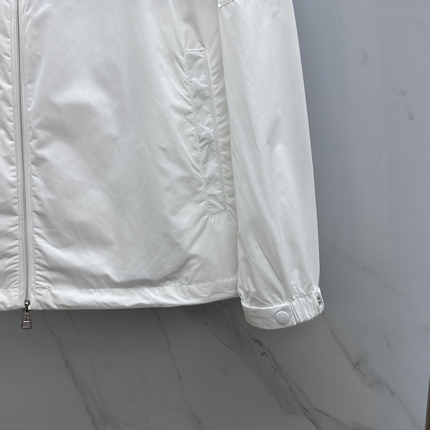 🆕Mon*蒙口 2025SS早秋新款连帽夹克外套，产品选用100％聚酯纤维制成的细密柔软面料，其质地细腻