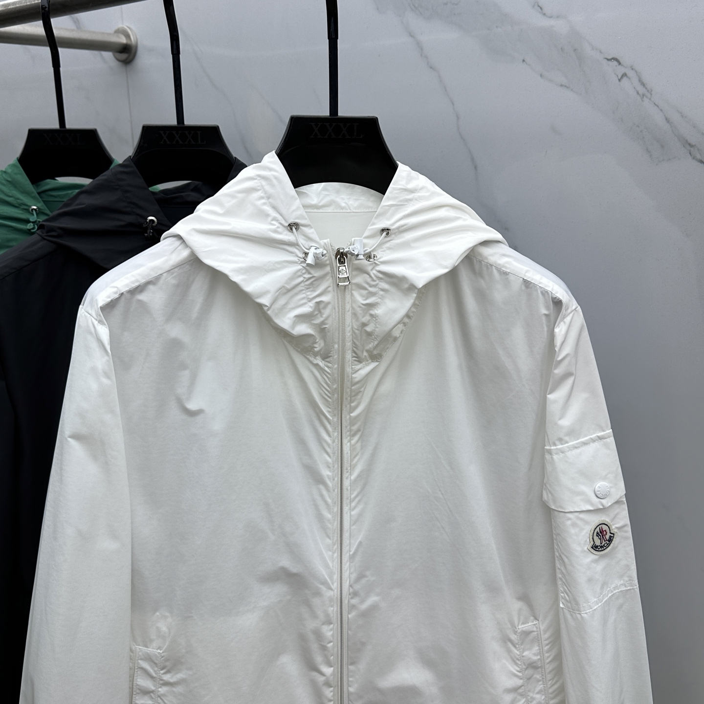 🆕Mon*蒙口 2025SS早秋新款连帽夹克外套，产品选用100％聚酯纤维制成的细密柔软面料，其质地细腻