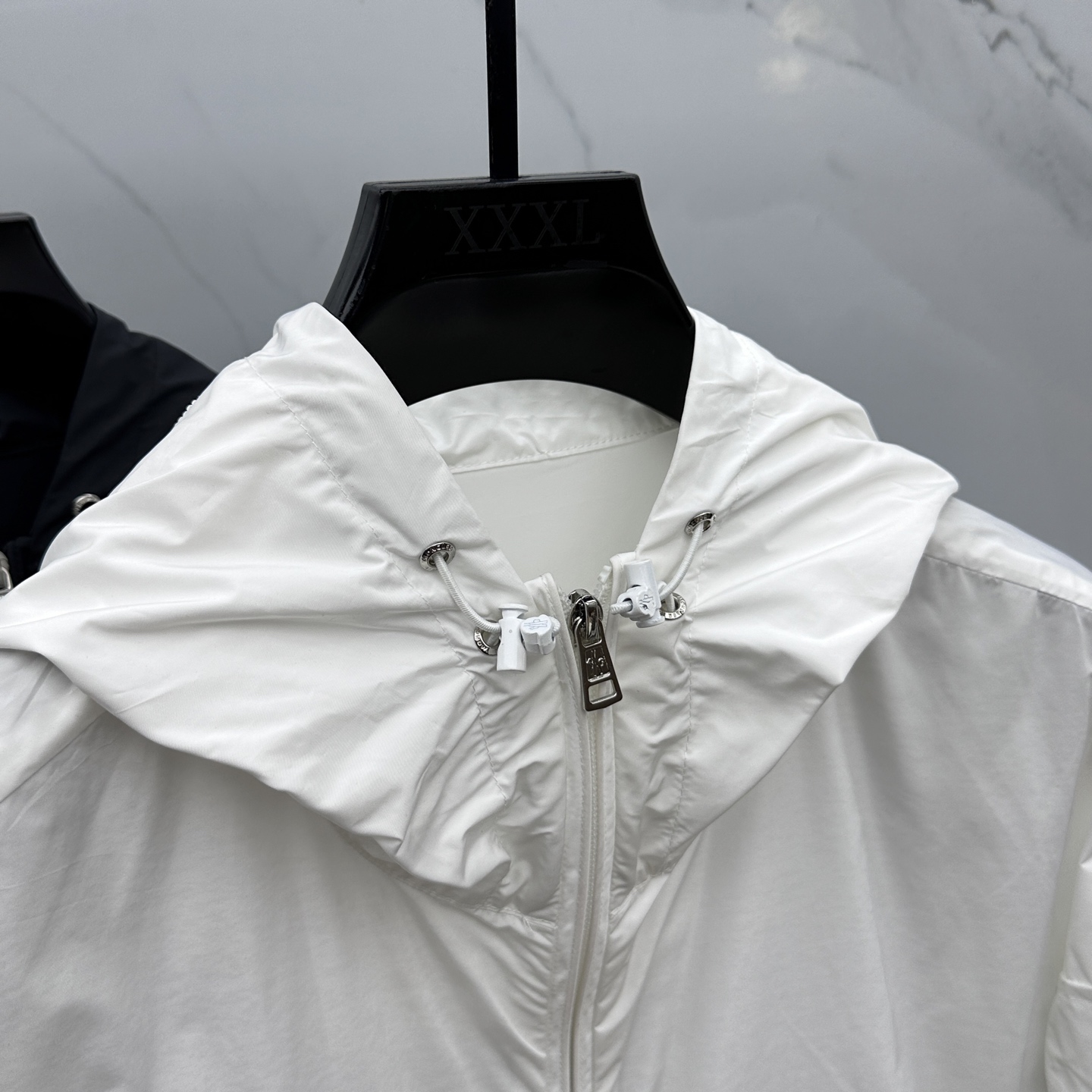 🆕Mon*蒙口 2025SS早秋新款连帽夹克外套，产品选用100％聚酯纤维制成的细密柔软面料，其质地细腻