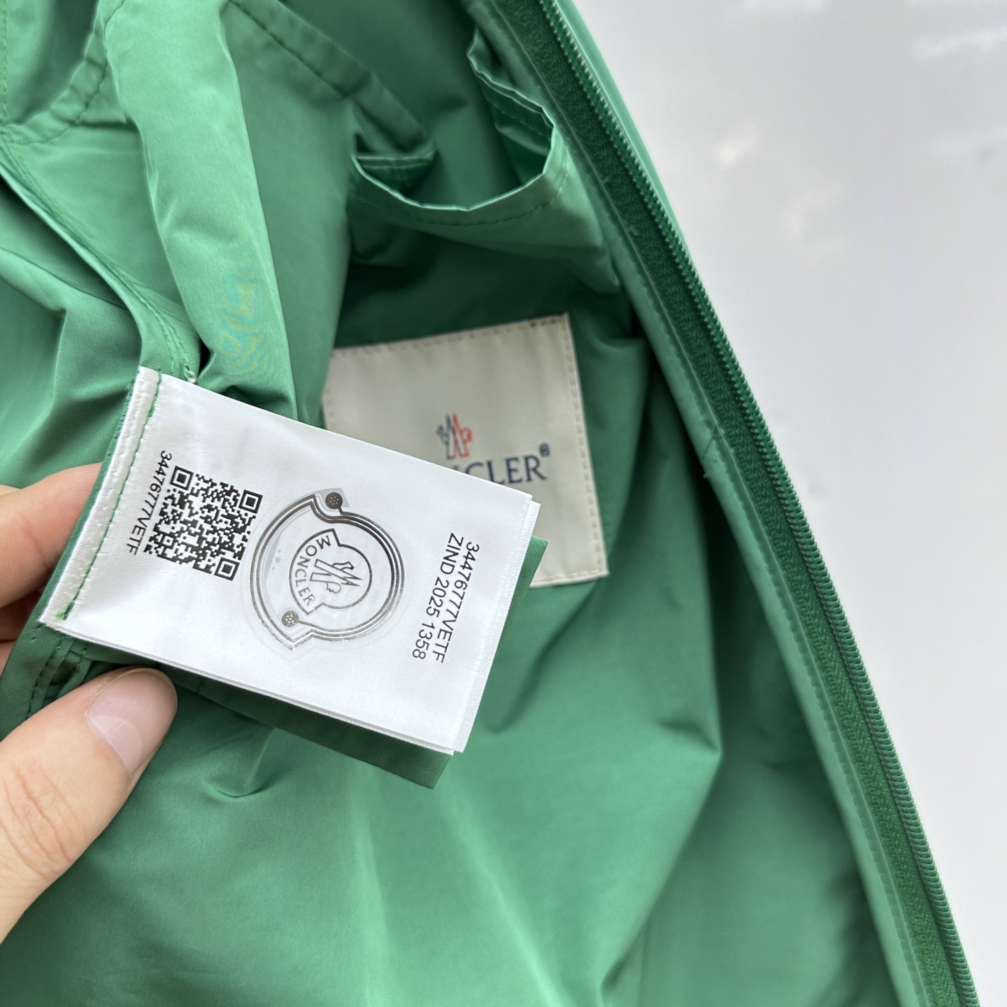 🆕Mon*蒙口 2025SS早秋新款连帽夹克外套，产品选用100％聚酯纤维制成的细密柔软面料，其质地细腻