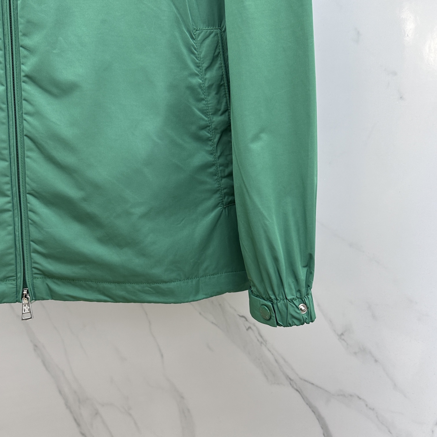 🆕Mon*蒙口 2025SS早秋新款连帽夹克外套，产品选用100％聚酯纤维制成的细密柔软面料，其质地细腻