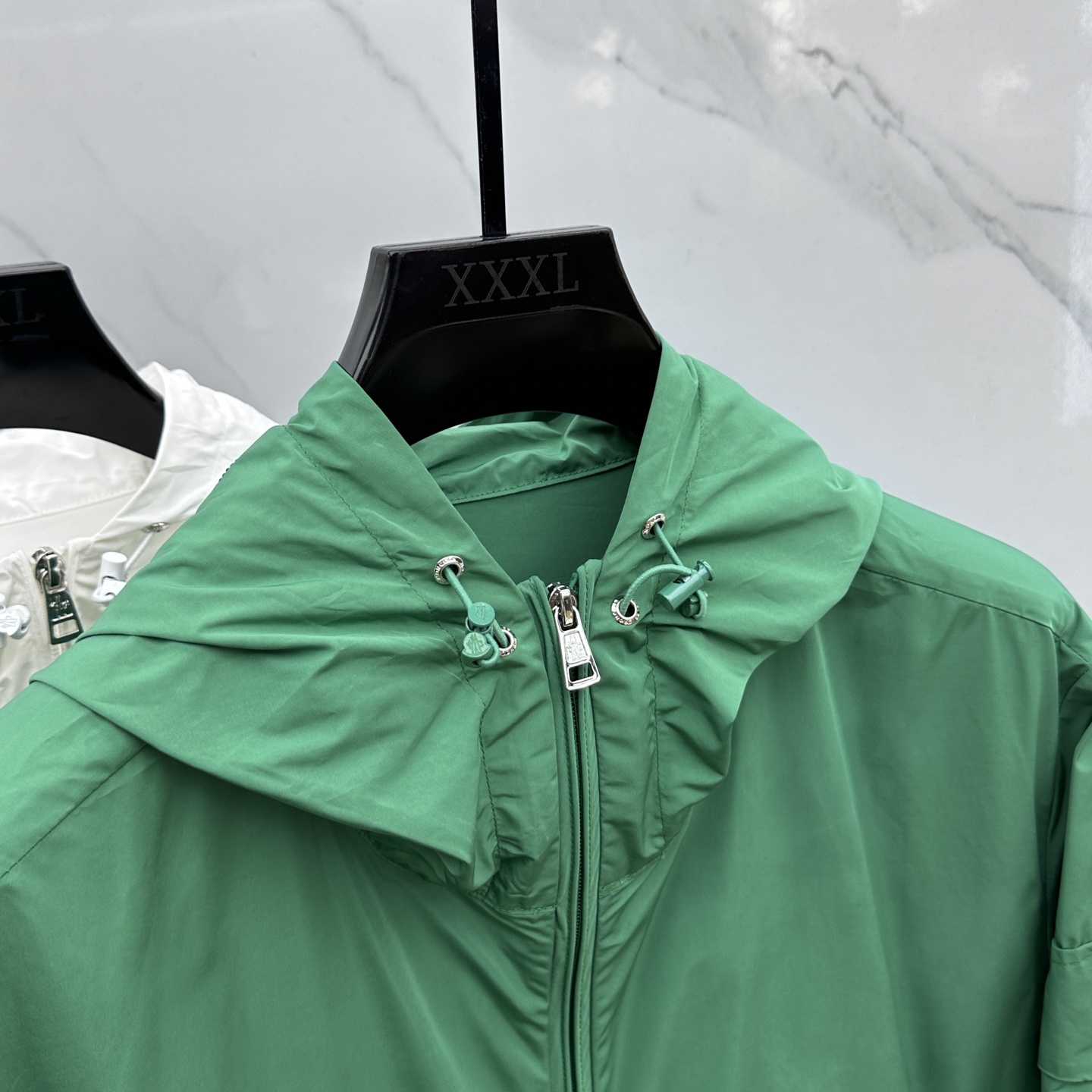 🆕Mon*蒙口 2025SS早秋新款连帽夹克外套，产品选用100％聚酯纤维制成的细密柔软面料，其质地细腻